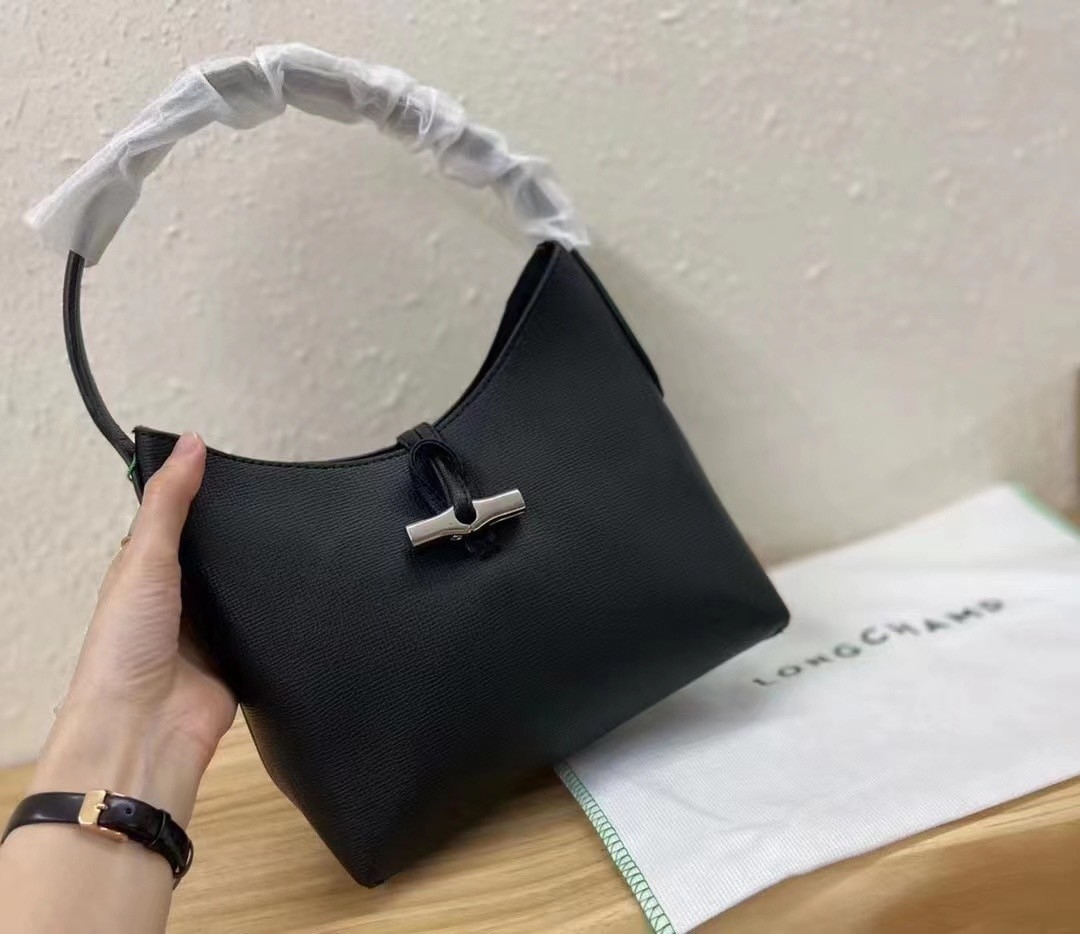 LONGCHAMP ROSEAU Hobo bag กระเป๋าสะพายไหล่ขนาดเล็ก วัสดุหนังวัว อะไหล่เงิน เป็นการผสมผสานสไตล์ที่เรียบง่าย Roseau อันเป็นสัญลักษณ์ใหม่ทั้งหมด เรียบง่าย สะดวกใช้ ประดับด้วยเข็มกลัดไม้ไผ่อันเป็นสัญลักษณ์ของแบรนด์ เรียบหรู แต่ดูดี ในแบบฉบับของ Longchamp ห้าม