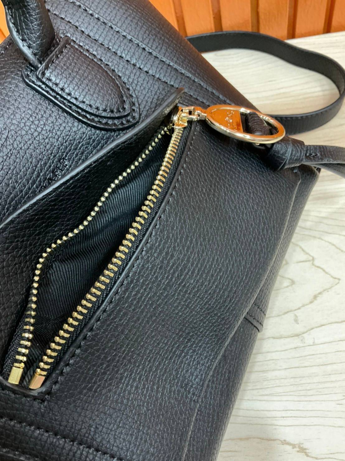 ของแท้ 💯% LONGCHAMP MINI MAILBOX TOP HANDLE BAG กระเป๋าถือ/Crossbody รุ่นหายาก!! รุ่นใหม่ล่าสุด ดีไซน์ด้วยเส้นด้ายที่ดูโฉบเฉี่ยว และ รูปทรงสี่เหลี่ยมคางหมู ทรงสวยโดดเด่น เป็นเอกลักษณ์ของผู้หญิง Longchamp วัสดุ Polyamide & Leather หนังแท้