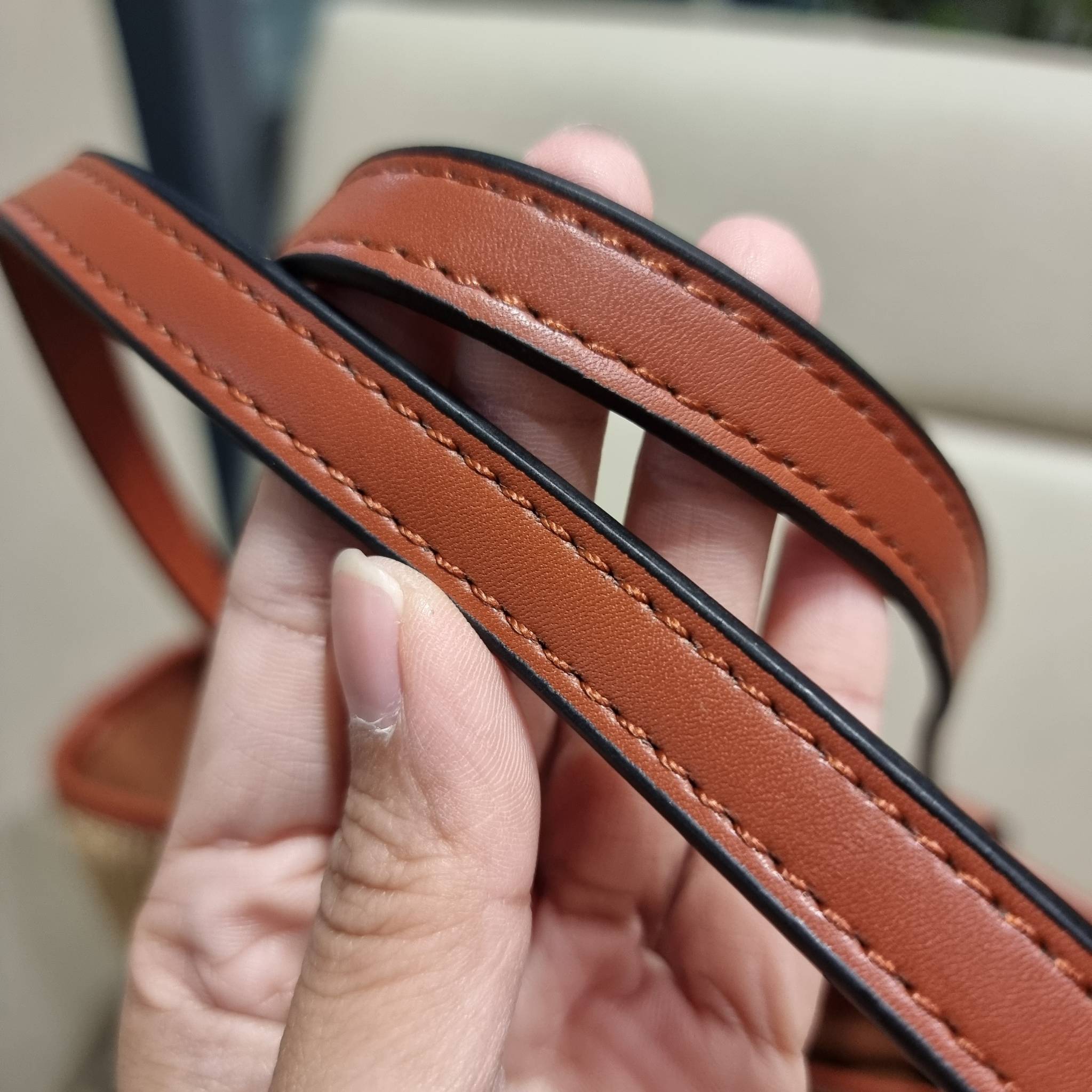 LV SAINT JACQUES LIMITED BAG ไอเท็ม เอ็กซ์คลูซีพจัดมาให้สาวๆโดยเฉพาะ!! กระเป๋าสะพายใบใหญ่รุ่นลิมิเต็ดหายาก ด้วยวัสดุสังเคราห์จากธรรมชาติ สานเต็มใบออกมาเป็นลวดลายสวยงาม และยังโดดเด่นด้วยโลโก้ สีโทนอุ่น ทำให้ไอเท็มนี้ ดูดีน่าค้นหา มาพร้อมใบลูกอีกหนึ่ง ที่สา