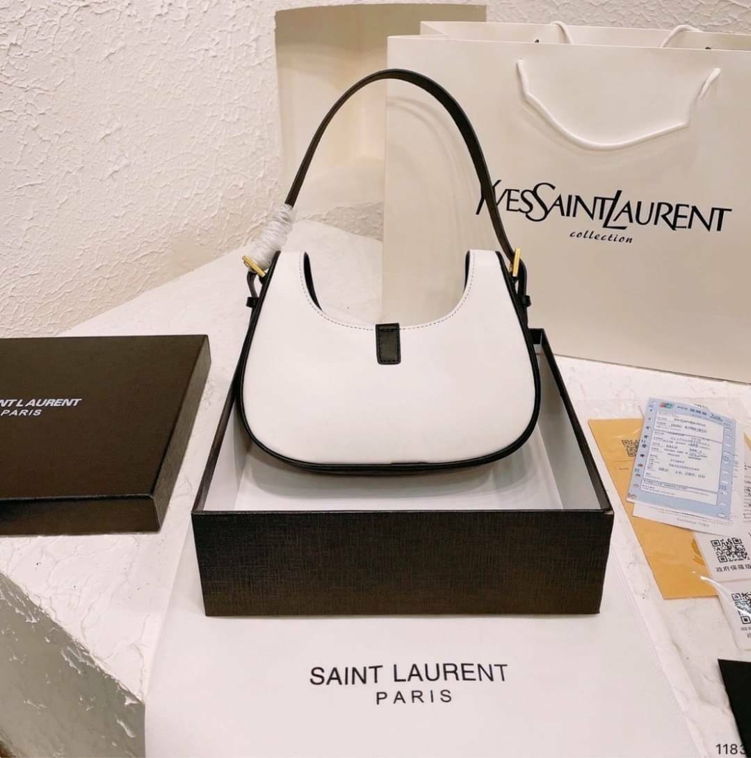 VIP 🥂 YSL HOBO LE FERMOIR / Yves Saint laurent le fermoir hobo bag in shiny leather กระเป๋าสะพายไหล่ ดีเทลหรู สวยครบทุกมุม ตอบโจทย์สาวๆทุกไลฟ์สไตล์ เพราะใช้งานได้ง่ายและสะดวก สัมผัสดีงามมากๆ น้ำหนักเบา ดูแพงที่สุด ปากกระเป๋ามีสายคาด กันของหล่นได้ร