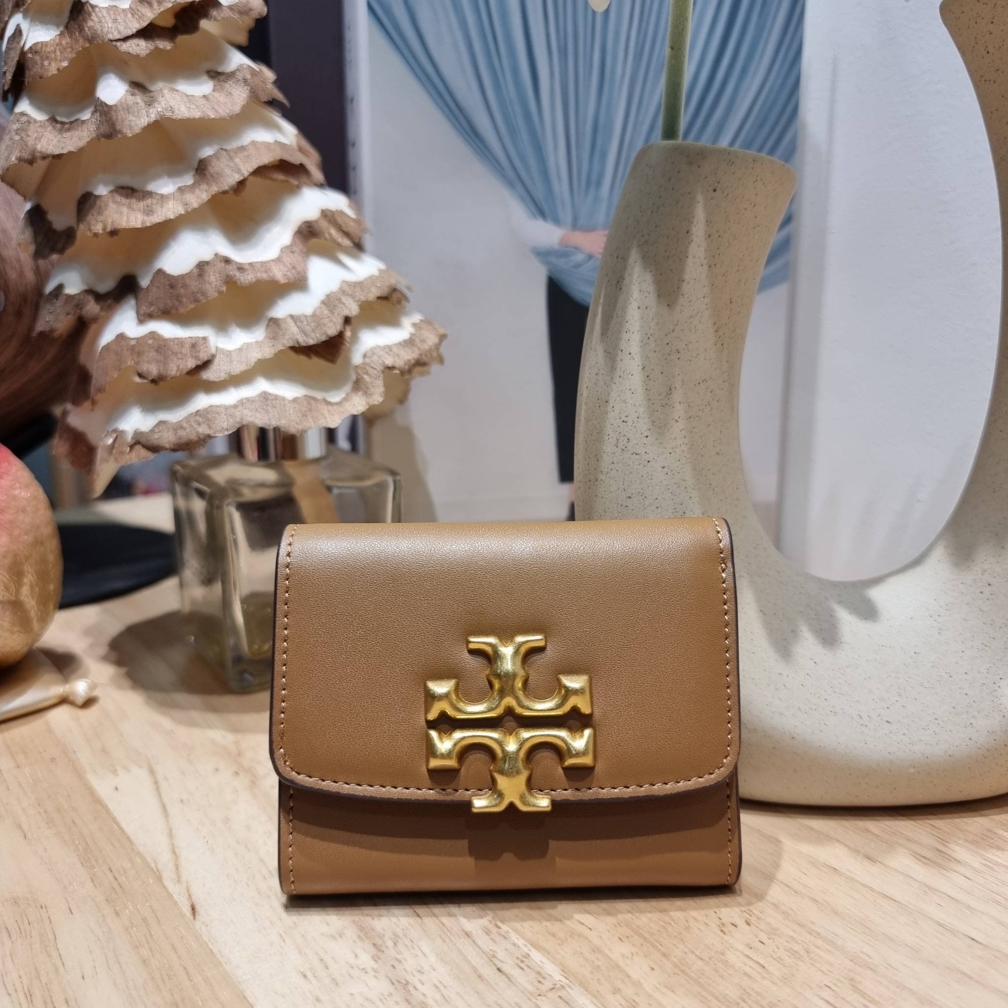 Tory wallet bag / TORY BURCH ELEANOR COMPACT WALLET กระเป๋าสตางค์ใบสั้นรุ่นขายดี แบบพับ ตัวมัมตัวแม่มากๆ ดูหรูหราทุกสี ดีไซน์คลาสสิค ขนาดกำลังพอเหมาะ โดดเด่นด้วยโลโก้สีทองดูแพง