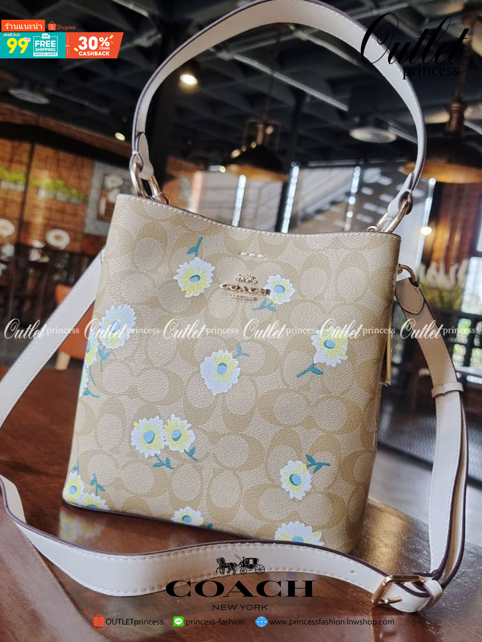 OUTLET 】COACH C3411 SMALL TOWN BUCKET BAG IN SIGNATURE CANVAS WITH DAISY PRINT สวยสดใสมาให้ถึงบ้านจ้า!! กระเป๋าทรงบัคเก็ตยอดฮิต รอบนี้น่ารักมุ้งมิ้งไม่เลิก ดีไซน์ลายดอกเดซี่คละรอบใบ วัสดุหนังแคนวาสเคลือบลาย ปากกระเป๋าเปิด-ปิดด้วยกระดุมแม่เหล็ก 2ฝั่ง มีหูจ