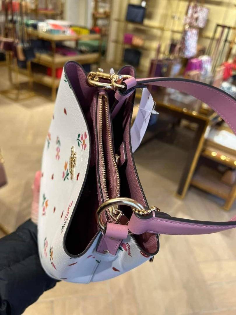 COACH C7976 SMALL TOWN BUCKET BAG WITH HEART PETAL PRINT 💕💜💕💝 คอลเลคชั่นใหม่ล่าสุด ที่พร้อมให้สาวๆได้สวยในเทศกาลแห่งความรัก กระเป๋าทรงบัคเก็ตไซส์เล็ก ดีไซน์ลวดลายสุดคิ้วท์ ช่อดอกไม้หัวใจ เห็นแล้วต้องปิ๊ง!! วัสดุหนัง pepble 