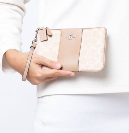 COACH SMALL WRISTLET IN COLORBLOCK SIGNATURE ((32445)) ✔️กระเป๋าคล้องมือ วัสดหนัง pvc อย่างดี ลายซิกเนเจอร์ ตัดขอบสีตรงกลางสวยงามมากๆค่ะ แบบซิปเดียว ((ภายในใส่มือถือได้บางรุ่นค่ะ)) มีช่องเสียบบัตรให้2ช่องด้วยนะคะ