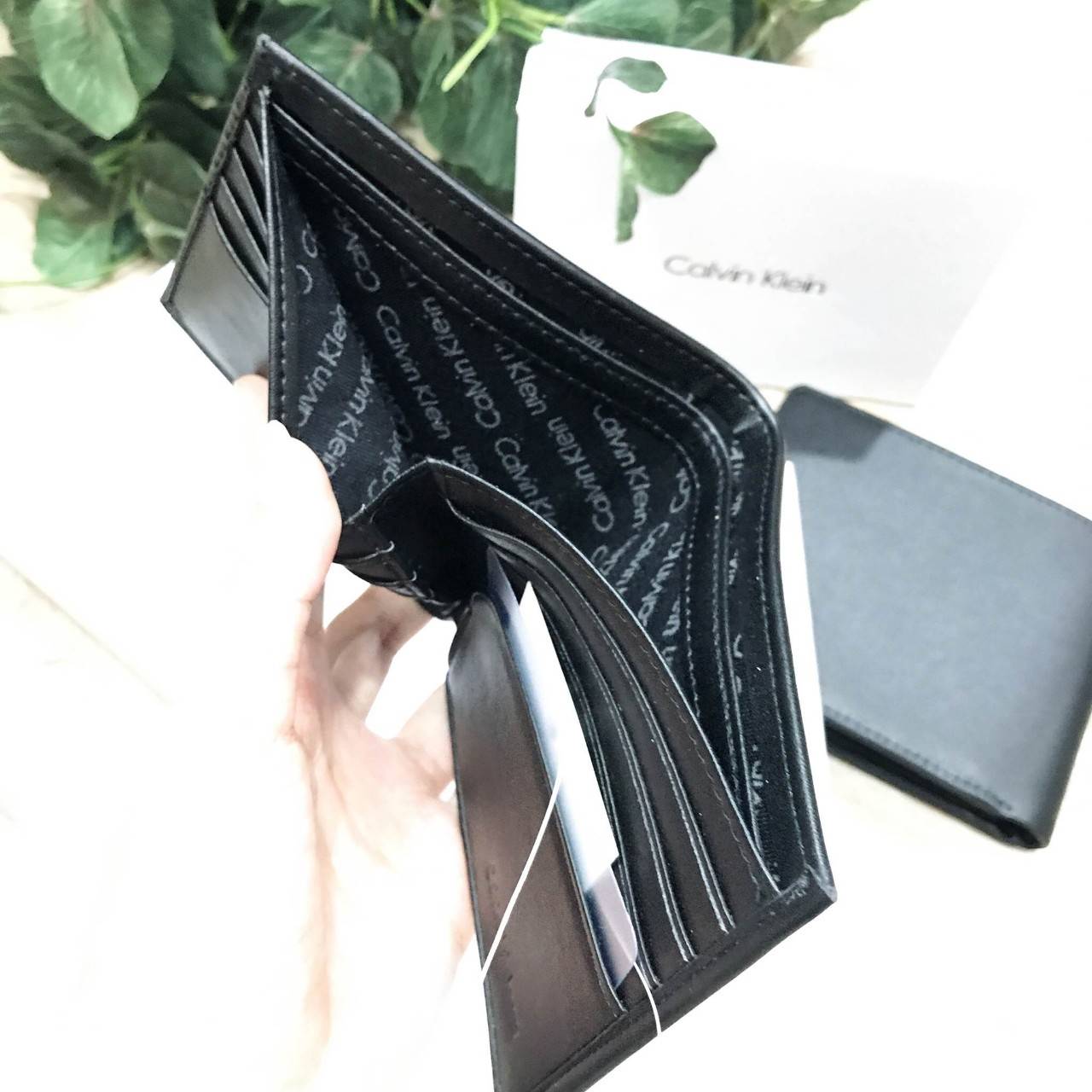 CALVIN KLEIN JEANS SHORT WALLET กระเป๋าสตางค์สั้นพับ 2 ตอน รุ่น Limited Edition หนังนิ่มสวย ด้านหน้าปั๊มแบรนด์ ขนาดกำลังดี พกพาสะดวก ภายในมีช่องใส่บัตร, ช่องใส่ธนบัตรแบงก์พัน แยกสองช่อง เป็นสัดส่วน มาพร้อมกล่องกระดาษแบรนด์มอบเป็นของขวัญ ก็เหมาะค่ะ