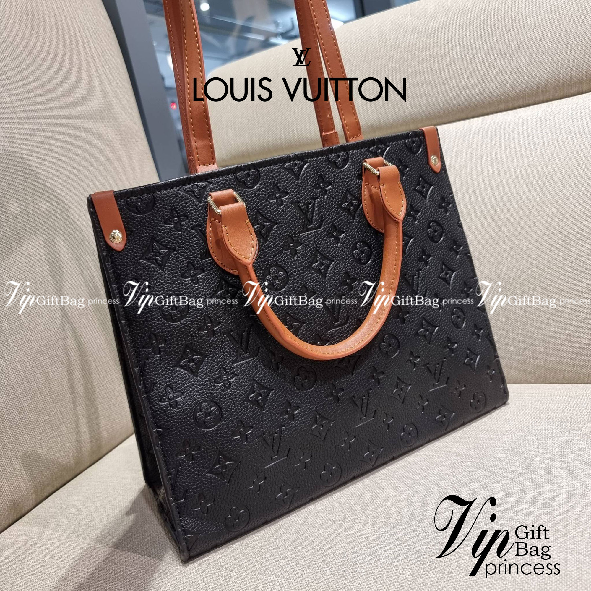 LV crossbody tote bag / LV Shopping Bag ดีไซน์สวยคม สมราคา ดูแพงไปอีก ด้วยดีเทลลายของหนัง crossgrain กระเป๋าทรงโท้ทคลาสสิค ผู้ดียืนหนึ่ง โทนสีใช้งานง่าย แมทช์ได้ทุกลุค มาพร้อมหูจับในตัว แบบหูหิ้ว และหูยาวสำหรับสะพายไหล่ เก๋มาก ชิคมาก ภายในโล่งกว้างมาก มีอ