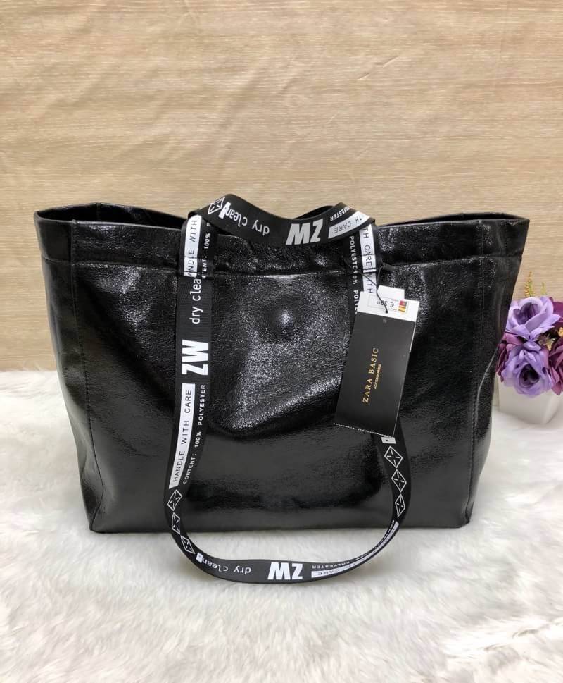 New in!!! ZARA HANDLE BAG Best seller !!! พร้อมส่งรุ่นใหม่ล่าสุดปี 2018 กระเป๋าถือหรือสะพายข้าง วัสดุหนังเมทาลิค น้ำหนักเบา ดีไซด์แบบเรียบแต่ดูเก๋ค่ะ รุ่นนี้โดดเด่นตรงสายของกระเป๋า สายพิมตัวอักษรสีขาว ปล่อยสายยาวลงมา รวบเป็นแบบสะพายข้างได้นะคะ เปิดปิดกระเ