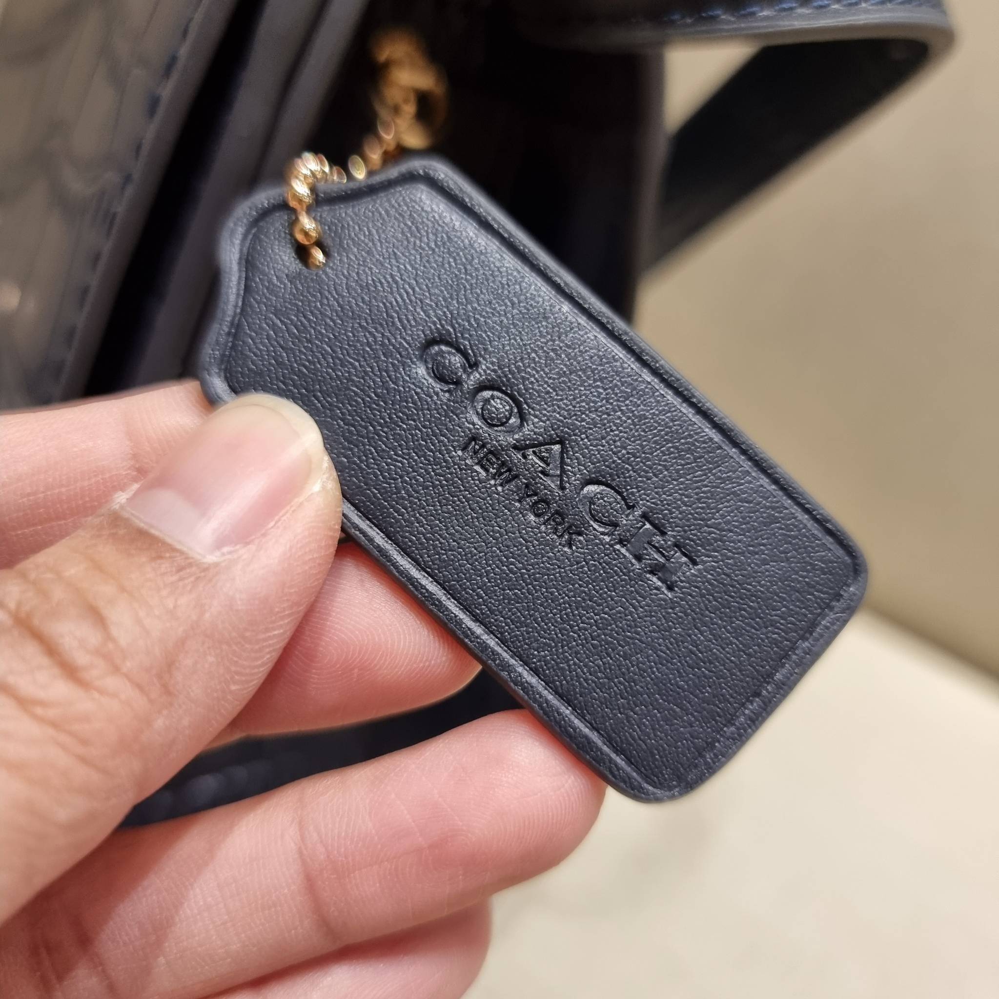 COACH C5631 BRYNN FLAP CROSSBODY แซ่บที่สุด ใหม่ที่สุด!! คอลเลคชั่นใหม่!! มองยังไงก็หลงรักละสายตาไม่ไหว กระเป๋าสะพายข้างลุคไฮน์ ที่ดีไซน์ออกมาได้ปัง และดูแพงมากๆ ด้วยดีเทลคลาสสิค รูปทรงใช้งานง่าย เรียบๆแต่มีดีเทล วัสดุหนังลายจระเข้ สวยม้าก!!! เปิด-ปิดด้วย