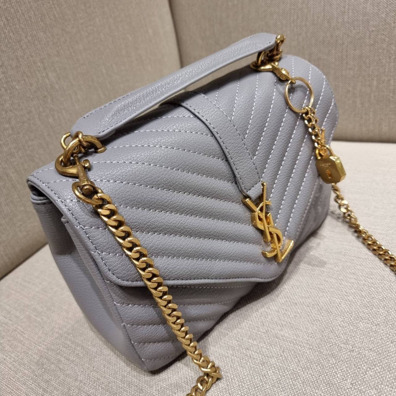 VIP 】หนังแท้ Yves Saint laurent crossbody boutique vip bag กระเป๋าสะพายไหล่ ดีไซน์ทรงสวยหรู พิเศษ แถมฟรี พวงกุญแจห้อยอะไหล่สีทอง ดูแพงไปหมดจริงๆไอเท็มนี้ วัสดุหนังสังเคราะห์ลายคาร์เวีย เปิด-ปิดด้วยกระดุมแม่เหล็ก ภายในโล่งกว้าง มาพร้อมหูจับในตัว และสายสะพา