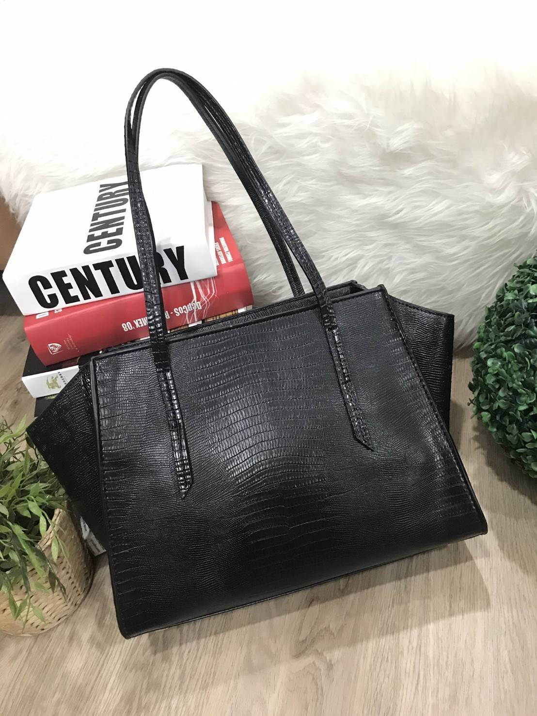 CHARLES & KEITH STRUCTURE TOTE BAG กระเป๋าสะพายทรง Tote ขนาดใหญ่จุใจ น้ำหนักเบา เปิดปิดด้วยซิป หัวซิปปั๊มโลโก้ มีหมุดรองฐานกันรอย ทั้ง 4 มุม ภายในมีช่องซิป และช่องใส่มือถือ กว้างและจุค่ะ ใส่เอกสาร A4, iPad, สัมภาระได้ จะสะพายไปเรียน ไปทำงาน ก็ดูดี ใบนี้สส