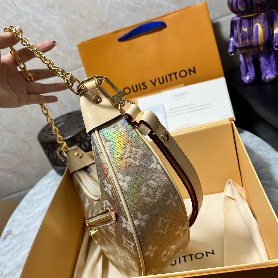 Lv gold loop monogram / LV Loop PM GOLD Bag เกรดท็อปออริจินอล มีความละเอียดของเนื้องานมากที่สุด ปราณีตตรงปกทุกใบ ใช้สลับของแท้ได้ ใช้งานต่างประเทศได้ เข้าออกผ่านทุก ตม.