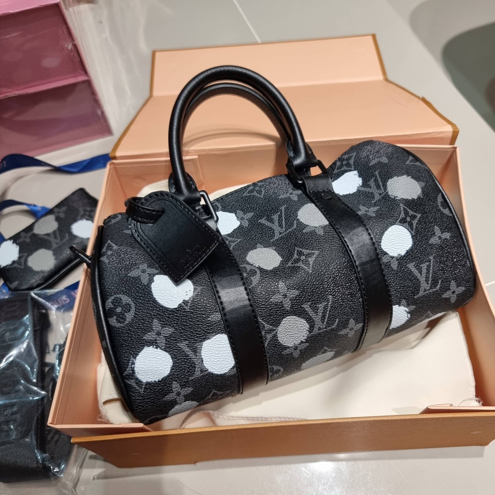 LV KEEPALL BANDOULIERE 25 MONOGRAM OTHER BAG ย่อส่วนความเท่ให้สะดวกกับชีวิตประจำวัน กับกระเป๋าสะพาย ทรงกระเป๋าเดินทางสุดคลาสสิค ด้วยดีเทลความเป็นเอกลักษณ์ เรียบแต่หรู