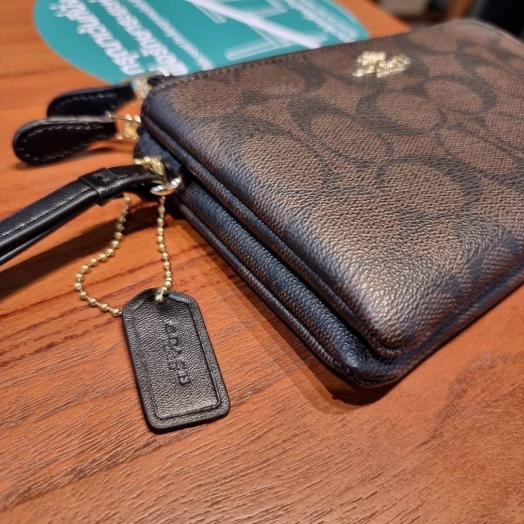 COACH F87591 DOUBLE CORNER ZIP WALLET IN SIGNATURE COATED CANVAS คล้องมือรุ่น 2 ซิป!! มาแล้วจ้า 🌟🤗 ไซส์นี้คือเหมาะมือจริงๆ พกง่ายเช่นเคย ไม่ต้องกังวลว่าจะเกะกะหรือกินพื้นที่กระเป๋าหลัก วัสดุหนังแคนวาสเคลือบลาย มีช่องหลักแยก 2 ช่อง ภายในบุผ