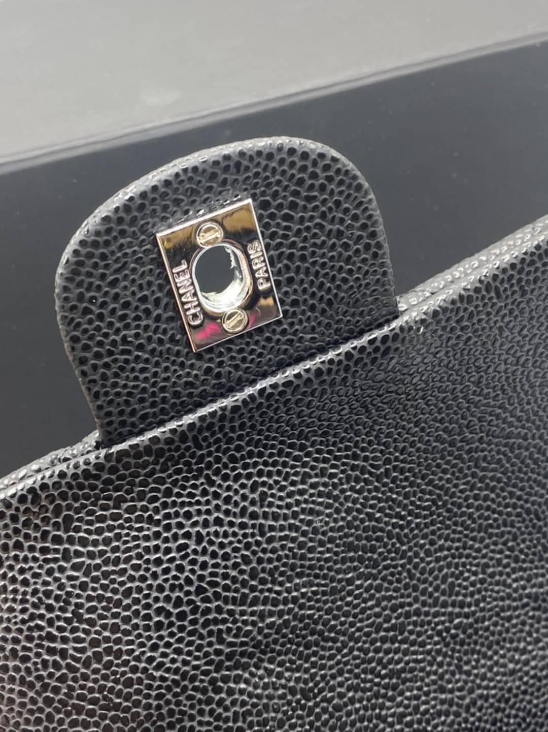 หนังแท้ CHANEL classic 8" black caviar รุ่นยอดนิยมไอเท็มฮิตวัสดุหนังคาเวียร์สวยคลาสสิค ด้านหน้ามีโลโก้แบรนด์อะไหล่ทอง/เงินสวยหรู ภายในสีแดงเบอกันดี้ เป็นใบยอดนิยมของสาวๆ เลยค่าา พร้อมส่งที่ไทยไม่ต้องรอพรีฯ สาวก Chanel Must Have! นะคะ