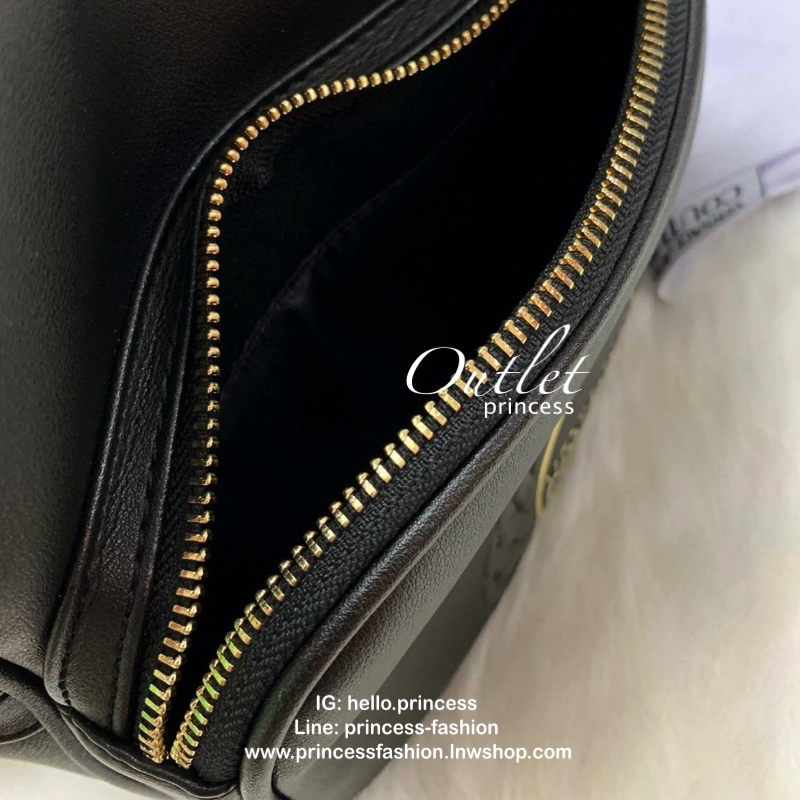 VERSACE JEANS COUTURE CHAIN-EMBOSSED BACKPACK 2019 กระเป๋าสะพายหลัง//สะพายไหล่ได้ด้วยคะ วัสดุหนังเรียบ หนังดีนิ่มมือมากๆค่ะ ด้านหน้ามีโลโก้แบรนด์ พร้อมช่องซิปขนาดกลางใส่ของค่ะ เปิดปิดช่องหลักแบบซิป ภายในโล่ง มีช่องซิปและช่องเล็กให้ใส่ของจุกจิกคะ สายสะพายด