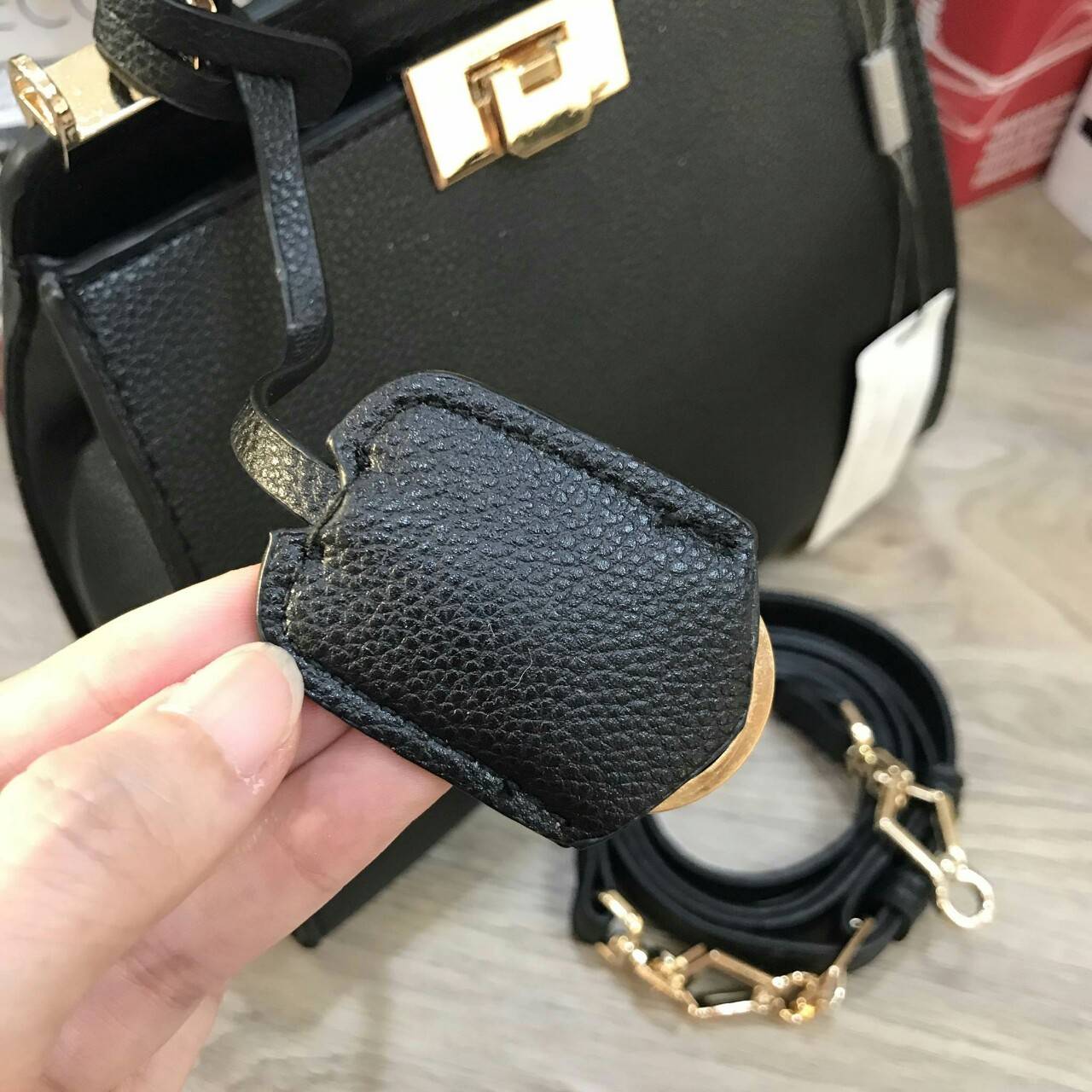 CHARLES & KEITH ANGULAR PUSH-LOCK HANDBAG 2018 กระเป๋าถือหรือสะพายคอลเลคชั่นใหม่ หนังสวยอยู่ทรง ขนาดกำลังดี น้ำหนักเบา มาพร้อมTag ห้อยที่หูกระเป๋า หูจับถนัดมือ สายสะพายยาวถอดได้ ปรับระดับได้ เปิดปิดด้วยตัวล็อคพับอะไหล่ทองปั๊มโลโก้ ภายในกว้างสามารถใส่กระเป