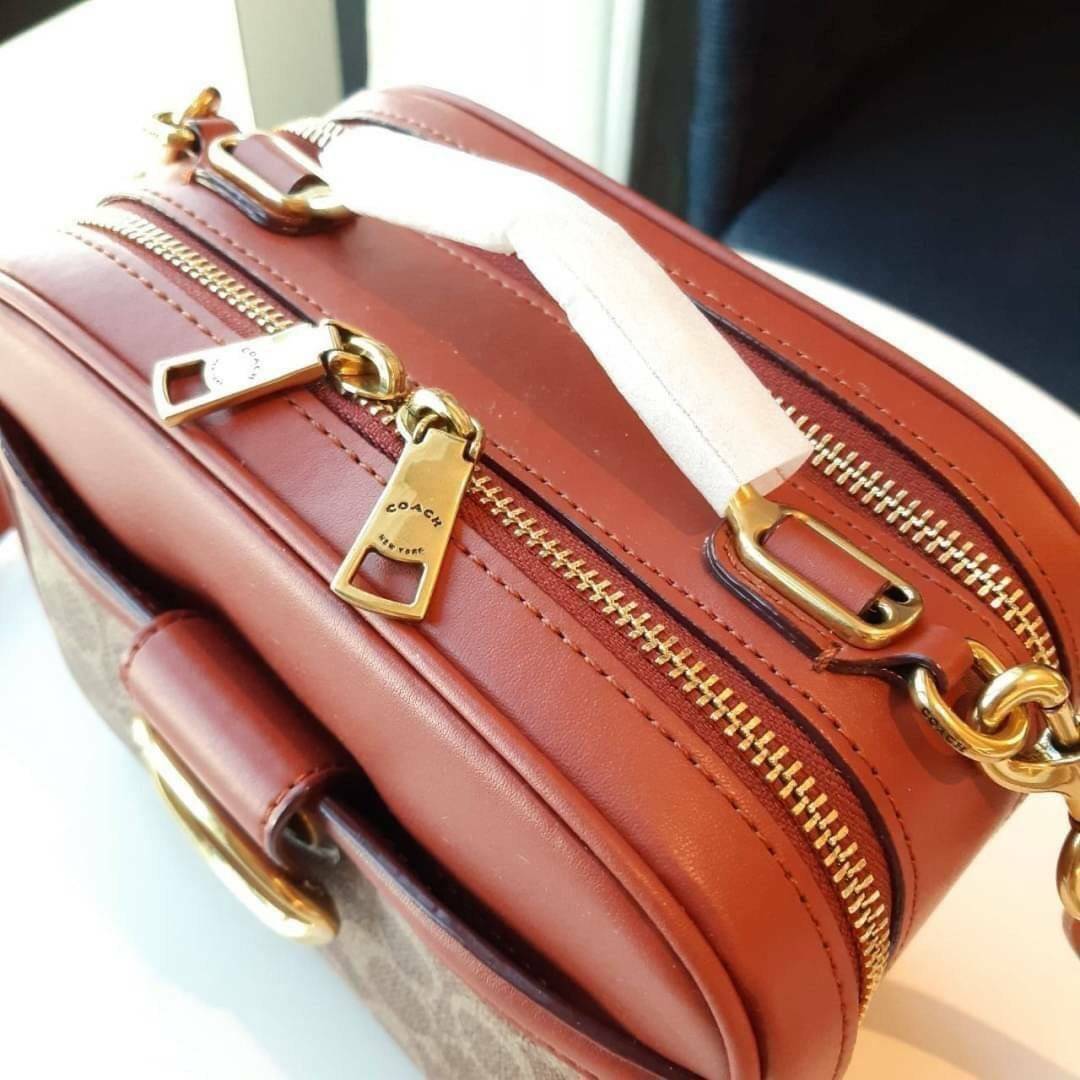 COACH 703 RILEY LUNCHBOX BAG IN SIGNATURE CANVAS กระเป๋า crossbody ทรงกล่องอยู่ทรง ดูแพง วัสดุหนังแคนวาสเคลือบลาย ตัดด้วยอะไหล่ทองเหลือง สวยเข้ากันสุดๆ!! มีช่องหลัก 2 ฝั่ง เปิด-ปิดด้วยซิป ใบนี้สะพายแล้วโดดเด่น ถ่ายรูปขึ้นกล้องแน่นอนจ้า Best item!!