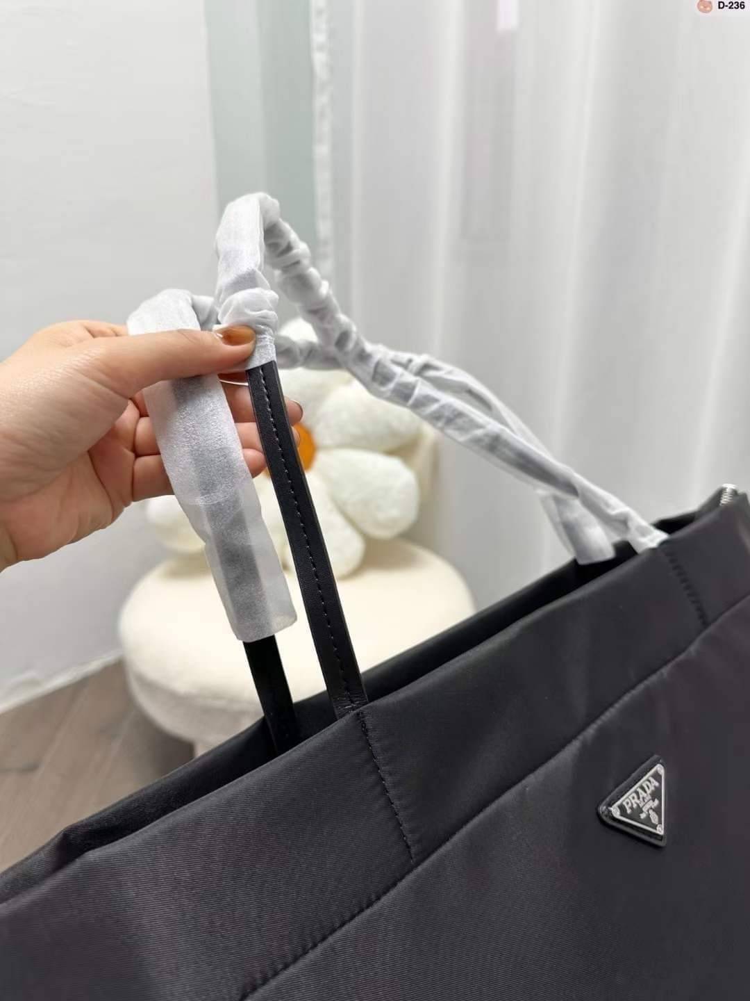 PRADA Tote Nylon Bag / PRADA Shopping Nylon Bag กระเป๋าถือ/สะพายไหล่ ทรงโท้ทใบใหญ่ ภายในโล่งกว้างมาก มาพร้อมหูจับในตัว ใบนี้จุของได้เยอะมากๆ