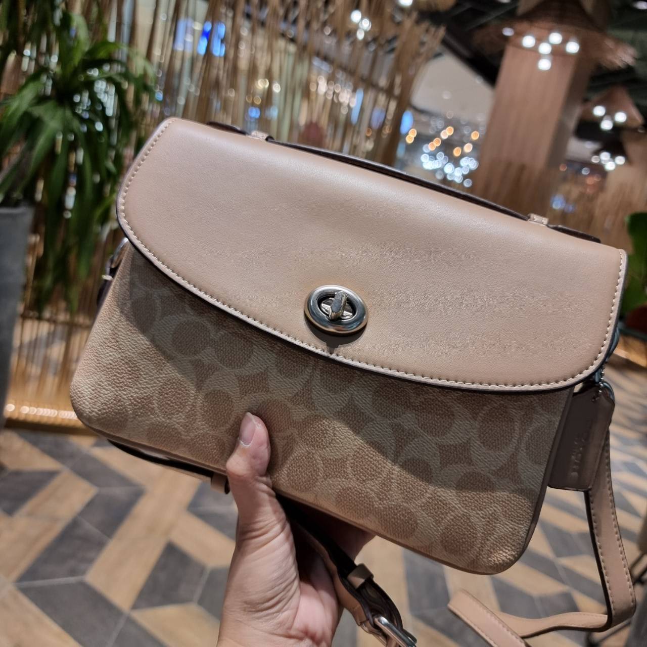 COACH 68349 CASSIE CROSSBODY IN SIGNATURE CANVAS เรียบหรู ดูดี ก็ต้องไอเท็มนี้ไม่อยากให้พลาด!! พาสเทลละมุนมากๆ สะพายแล้วดูแพงมากๆ สวยเลิศ กระเป๋าถือ/สะพายข้าง วัสดุหนังแคนวาสสลับหนังแท้ เปิด-ปิดด้วยตัวบิดล็อคแน่นหนา ภายในแบ่งสัดส่วนอย่างดี ใส่ของได้ครบสบา