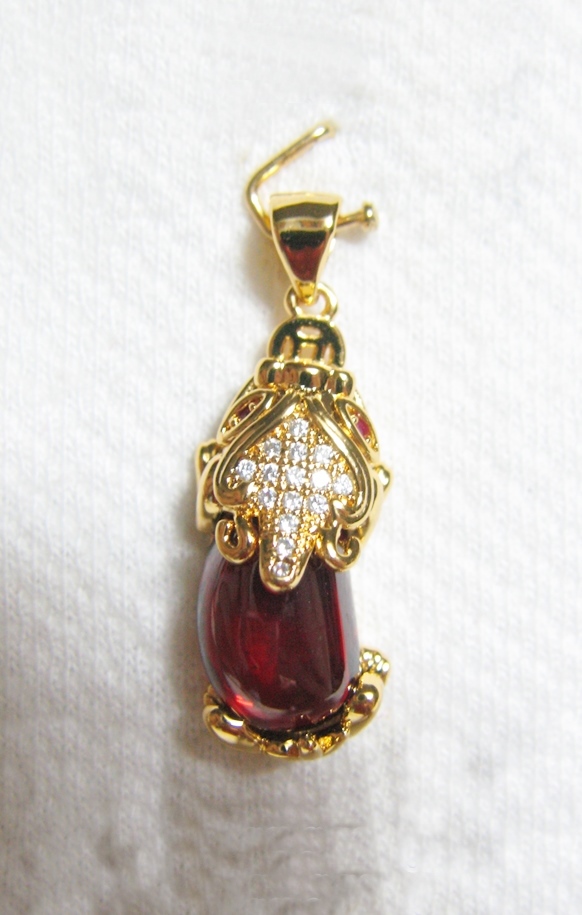 จี้ปี่เซี้ยะพลอยมณีใต้น้ำสีแดงพร้อมกล่องกำมะหยี่สีน้ำเงิน ช่วยต้านคราเคราะห์ แก้ชงปีกุน ปี2562 พร้อมใบคาถาค่ะ