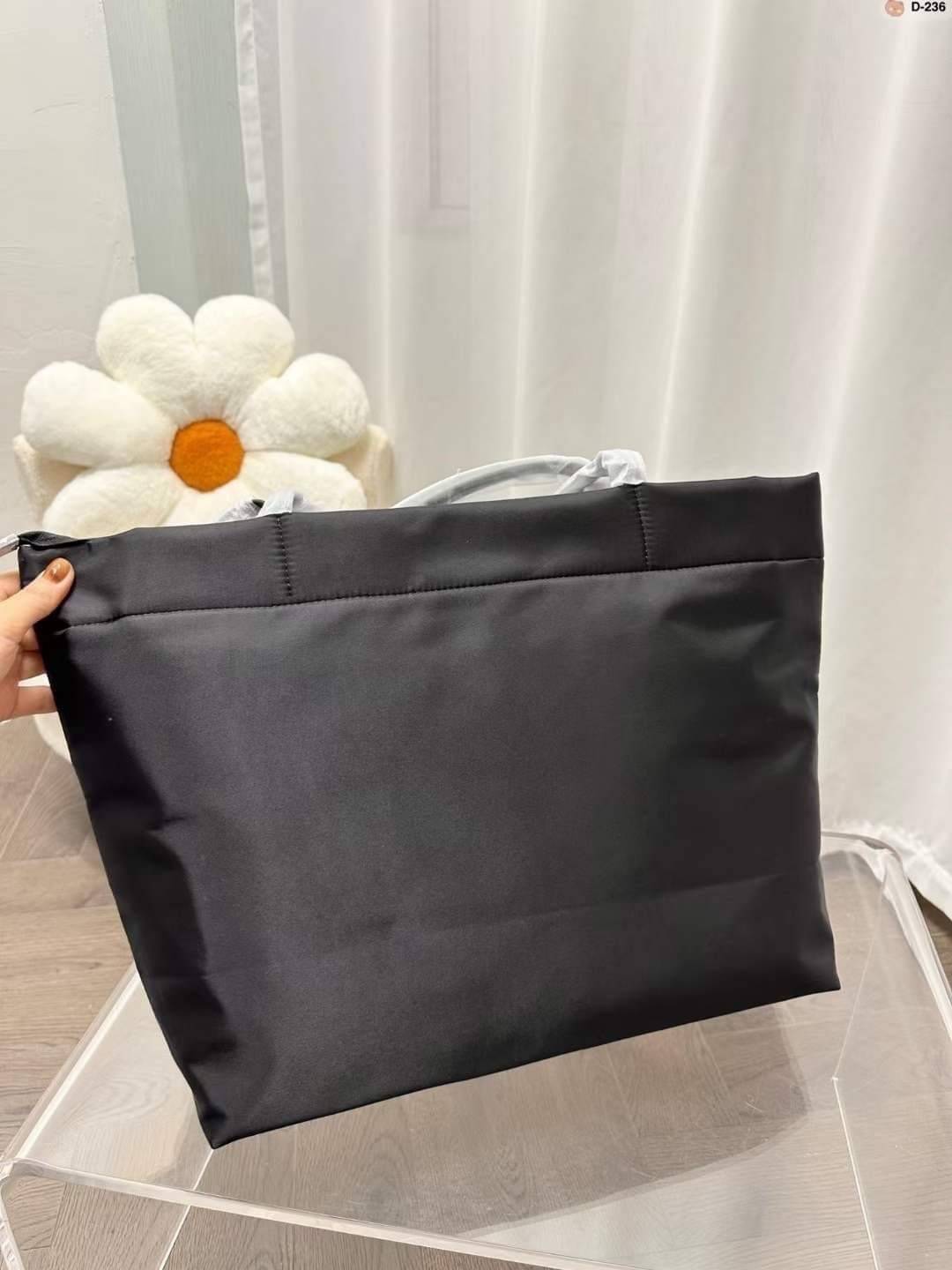 PRADA Tote Nylon Bag / PRADA Shopping Nylon Bag กระเป๋าถือ/สะพายไหล่ ทรงโท้ทใบใหญ่ ภายในโล่งกว้างมาก มาพร้อมหูจับในตัว ใบนี้จุของได้เยอะมากๆ