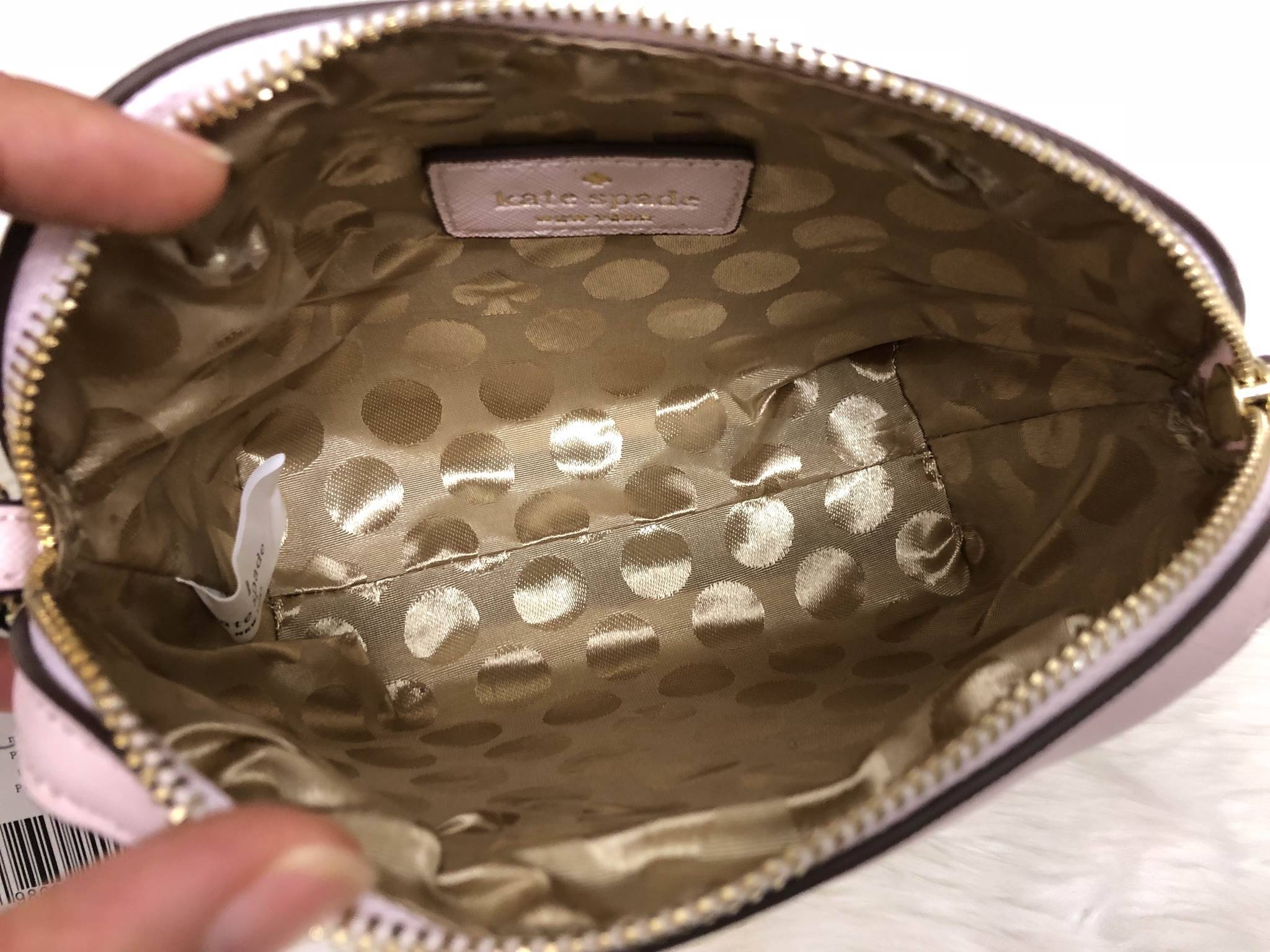 New in !!! Kate spade new york mini crossbody bag พร้อมส่งรุ่นหายากค่ะ! กระเป๋าสะพายครอสบอร์ดี้ หรือสะพายข้างได้ หนังซาฟเฟียโน่ หนังนิ่ม ทรงน่ารัก ใบจริงน่าใช้มากๆค่ะ บอกเลย ด้านหน้าปั้มโลโก้แบรนด์ เปิดปิดกระเป๋าแบบซิป ด้านในโล่ง สามารถใส่ i 6,7 ,8 ,i X,ส