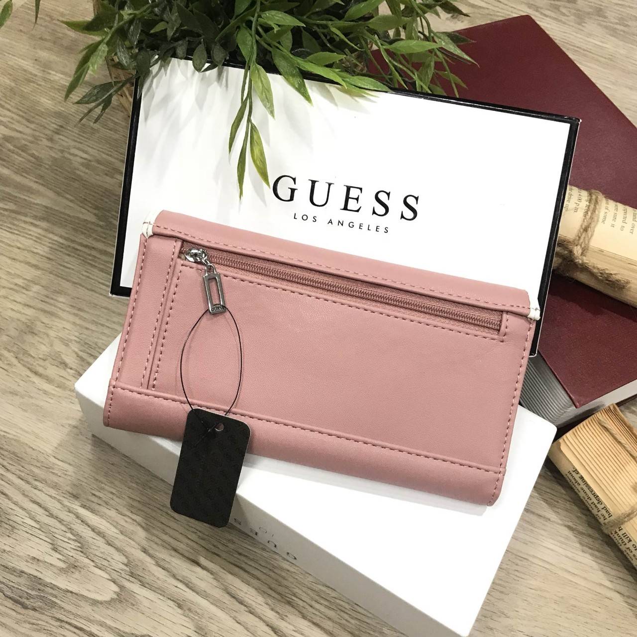 NEW ARRIVAL! GUESS FACTORY WOMEN'S WALLET 2018 กระเป๋าสตางค์หนังแกะสังเคราะห์แบบนิ่มสีชมพูตัดขอบขาวสวยลงตัว ด้านหน้าแต่งซิปพร้อมประดับโลโก้แบรนด์โดดเด่น ด้านหลังมีช่องซิป หัวซิปปั้มแบรนด์ เปิดปิดด้วยฝาปิด ภายในมีช่องใส่รูป ช่องใส่ธนบัตรและช่องใส่บัตร