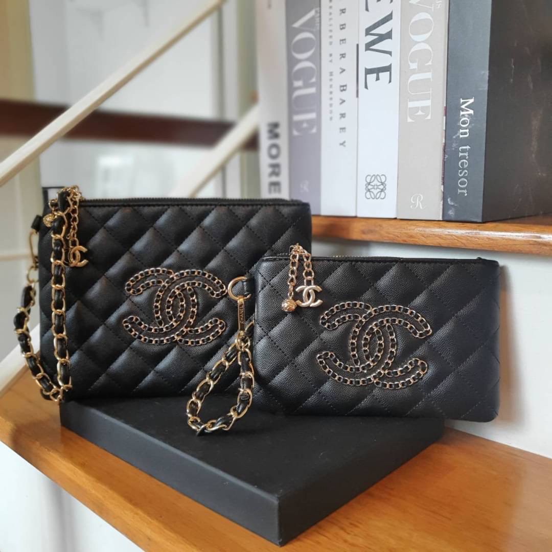 SIZE MINI : Chanel Clutch Bag Gift With Purchase (GWP) กระเป๋าคลัชพร้อมสายคล้องมือพรีเมี่ยมกิ้ฟรุ่นใหม่ล่าสุดจาก Chanel Make up Counter Dutyfree วัสดุหนังคาเวียร์สวยหรูอยู่ทรงประดับโลโก้แบรนด์ด้านหน้า เปิดปิดด้วยซิปสะดวกใช้ห้อยอะไหล่โลโก้แบรนด์สีทองเพิ่มด