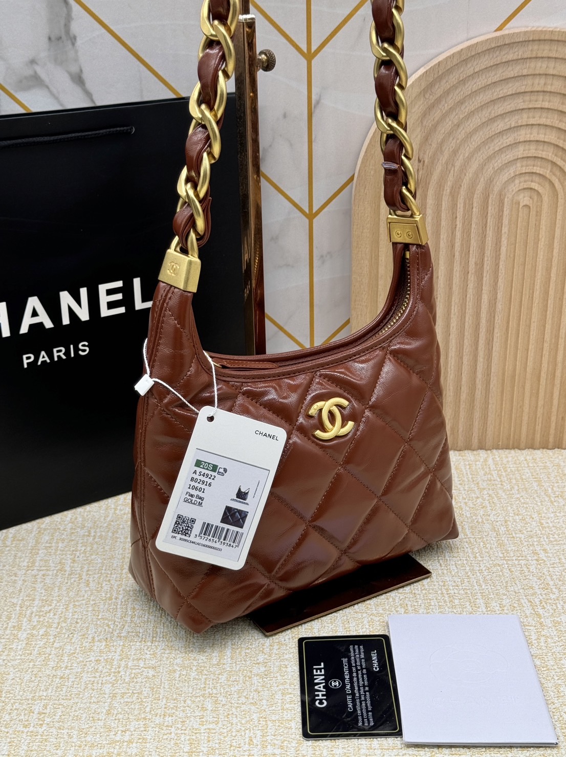 CHANEL SMALL HOBO BAG Shiny Leather & Gold-Tone Metal 20cm กระเป๋าทรงโฮโบ ดีไซส์สวยเรียบหรู เกรดออริ สลับแท้ 1:1 ใช้งานต่างประเทศได้