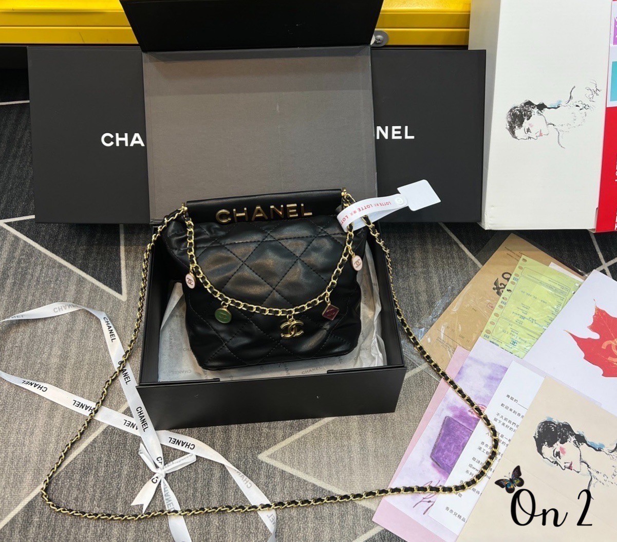 Chanel ss22 shopping tote / Chanel 23P mini bucket bag น่ารักมากๆ กับกระเป๋าสะพายไซส์มินิ ที่ปล่อยผ่านไม่ได้จริง ดีไซน์สายโซ่คล้องแขนตกแต่งอะไหล่ห้อยเพิ่มมูลค่า