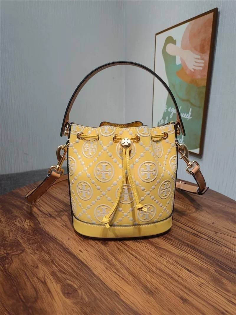 Medium : Tory Burch T Monogram Embossed Bucket Bag กระเป๋าถือหรือสะพายไหล่ ประดับด้วยลวดลายอันเป็นสัญลักษณ์ของแบรนด์ ถูกประดิษขึ้นด้วยความพิถีพิถันวัสดุหนังอย่างดี ด้านในบุด้วยหนังไมโครซูแอคเนื้อนุ่มทำความสะอาดง่าย กระเป๋าผ่าหลังด้านนอก1ช่อง ด้านใน 1ช่อง 