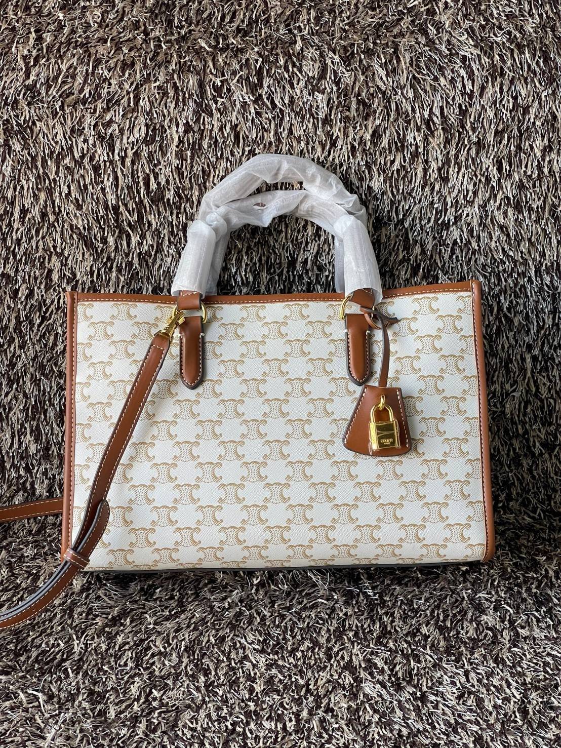 Celine Horizontal Cabas In Triomphe Canvas / Celine tote bag สายชอบพกของเยอะ ต้องหยิบของในกระเป๋าบ่อย รุ่นนี้ก็เป็นอีกตัวเลือกที่น่าสนใจค่ะ เพราะนอกจากจะจุของได้เยอะแล้วดีไซน์ยังเรียบสวยมีกลิ่นอายความวินเทจ อีกทั้งขนาดกระเป๋าใหญ่กำลังดีไม่เกะกะ เคลื่อนไหว