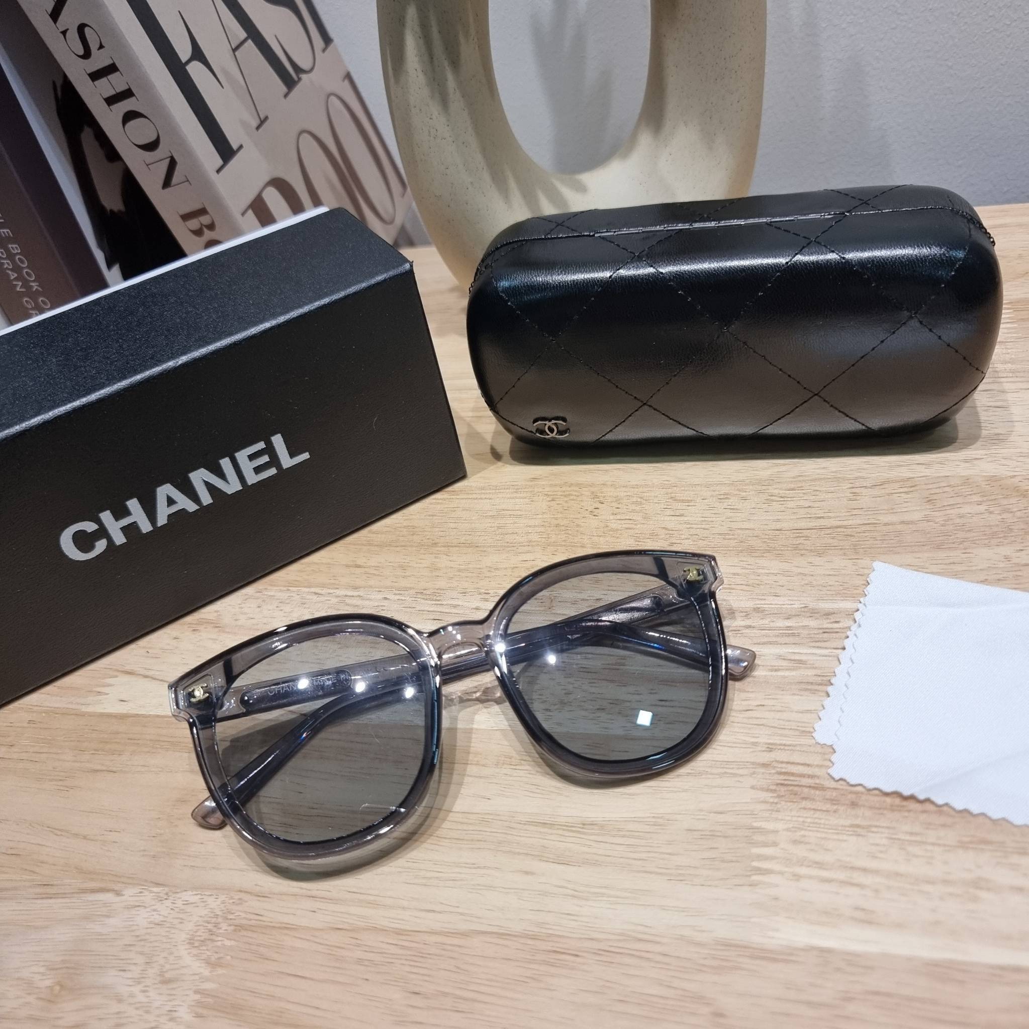 Chanel eye-glasses UV protection gift Box set สุดคุ้ม มาพร้อมอุปกรณ์ครบเซ็ท ดีไซน์ชิคมากแม่!! รับรองไม่ซ้ำใคร ใส่เสริมโหงวเฮ้ง ดูผู้ดี มีพกติดตัวไว้ไม่ตกเทรนด์ ใช้ได้ทุกโอกาส ทุกสถานการณ์ ใส่ที่บ้านถนอมสายตา
