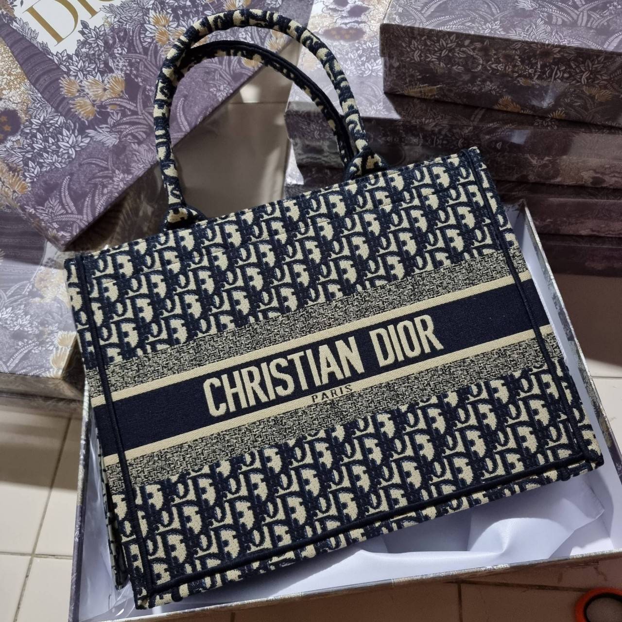 VIP 】HOT ARRIVAL!! DIOR CD SHOPPING BAG WITH GWP กระเป๋าทรงช้อปปิ้งใบใหญ่ จุใจ!! พรีเมี่ยมกิ๊ฟรุ่นดับเบิ้ลฮอต ดีไซน์คลาสสิควินเทจ สวยหรู วัสดุผ้าแคนวาสลายกราฟฟิค ภายในโล่งกว้างมากๆ ใส่ของจุสุดๆ โน้ตบุ้ค ไอแพด กระเป๋าสตางค์ มือถือ หรือเสื้อผ้ายังได้ สะพายค