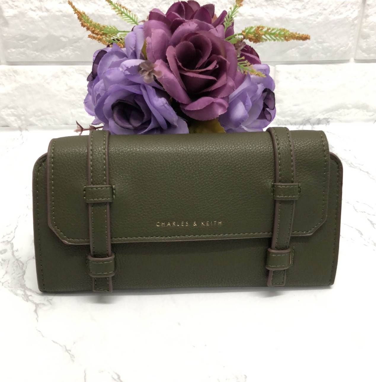 New arrival !!! CHARLES & KEITH STRAP DETAIL LONG WALLET BAG พร้อมส่งกระเป๋าสตางค์รุ่นใหม่ชนช็อป วัสดุหนังคาร์เวียสวย ดีไซน์เก๋แบบสายหนังคาดด้านหน้า เปิดปิดกระเป๋าแบบแม่เหล็ก ภายในมีช่องใส่ธนบัตร และช่องใส่บัตรถึง 10 ช่อง มีช่องซิปกลาง ด้านหลังกระเป๋ามีช่