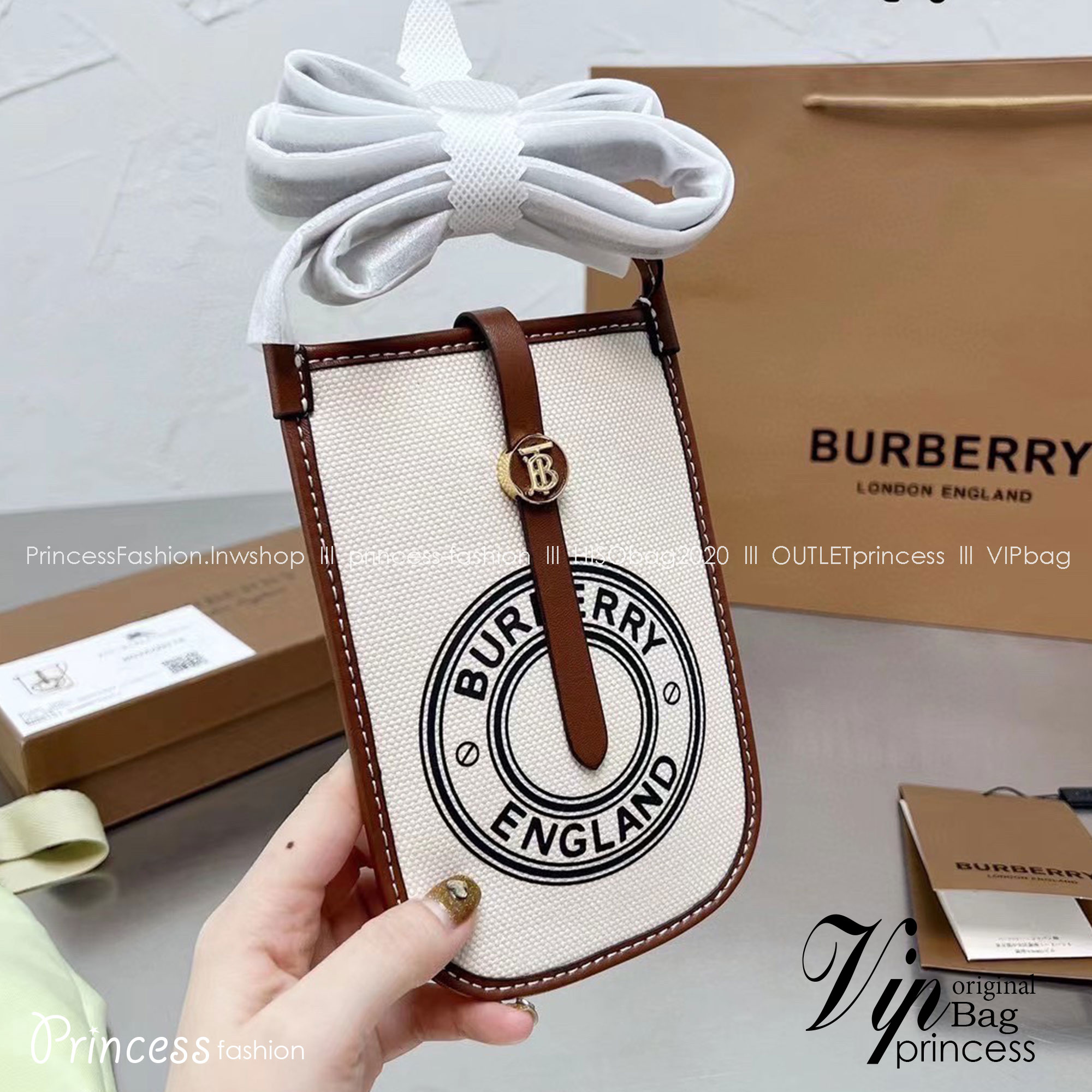 Burberry Phone Case Anne Logo Graphic Print / BURBERRY FRAGRANCES CROSSBODY BAG กระเป๋าใส่โทรศัพท์ ใช้ได้ทั้งชายหญิง งานผ้าแคนวาสอย่างดีตัดขอบหนัง มีช่องใส่บัตรด้านหลัง น่ารักตะมุตะมิ ใส่บัตรใส่ของจุกจิกใส่โทรศัพท์ได้ น่ารักไปอีกจ้า