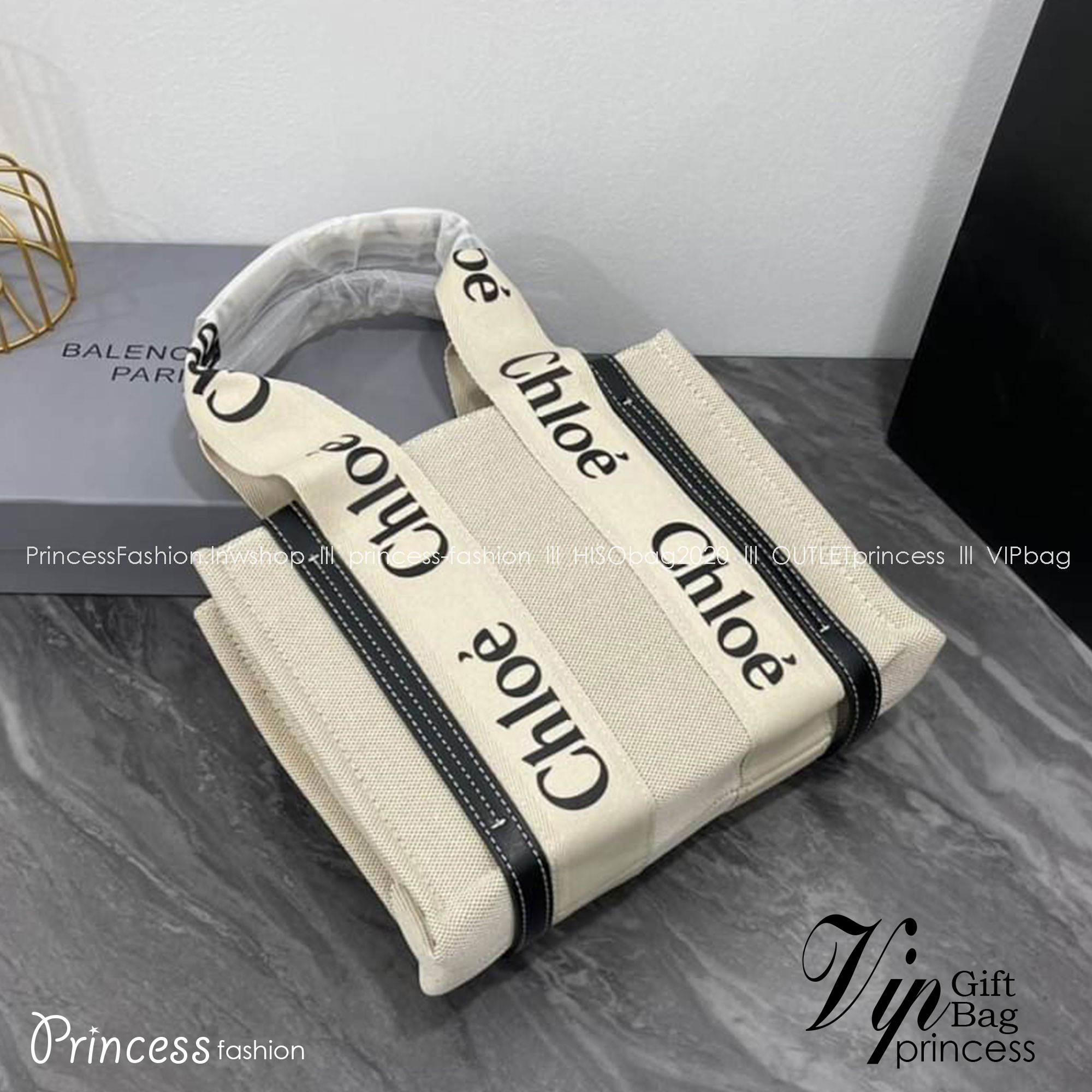 CHLOE Woody tote bag [mini size] 10" กระเป๋าทรงโท้ท จุของได้เยอะมาก แบรนด์ดังจากสัญชาติฝรั่งเศส เป็นที่ชื่นชอบของเซเลบริตี โคลเอ้รุ่นนี้เป็นสไตล์วินเทจ เรียบหรูและดูดี ออกแบบมาเพื่อการใช้งานที่ง่ายแสนง่าย