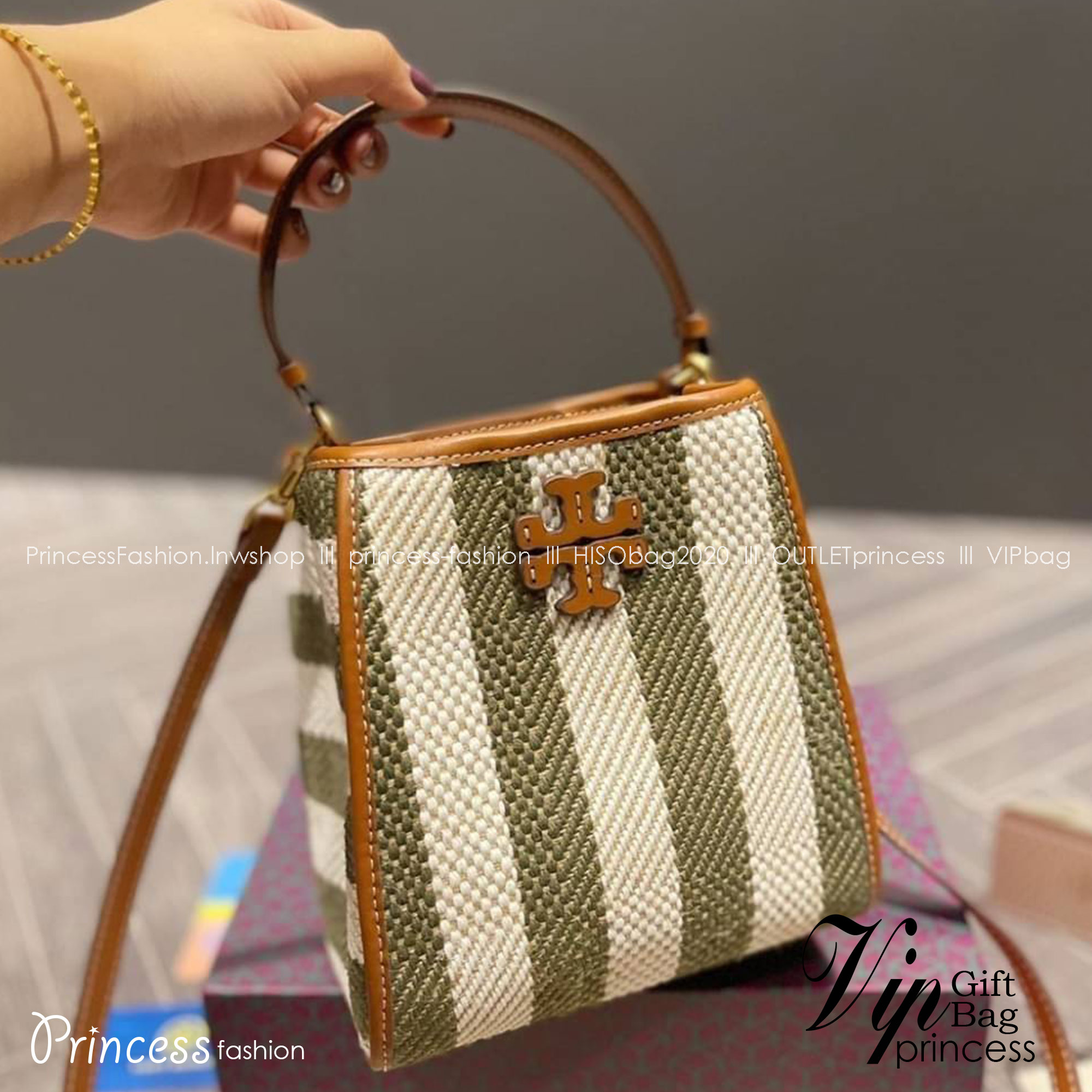 Tory Burch Logo-Plaque Striped Tote Bag - Green / Tory Burch Bucket Bag คอลเลคชั่นใหม่ รูปแบบคลาสสิคโทนเขียว ด้วยวัสดุธรรมชาติสังเคราะห์ พกพาความสวยไปได้ทุกที่ด้วยกระเป๋าทรง Bucket ทันสมัยสุดๆคะ