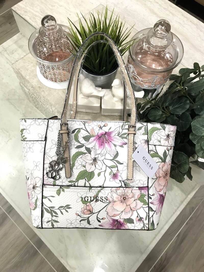 GUESS PRINTED FLOWERS SHOPPER BAG (SIZE L) กระเป๋าสะพายทรง TOTE หนังสวยอยู่ทรง ลายดอกไม้ ใบใหญ่กำลังดี น้ำหนักเบา ด้านหน้าประดับโลโก้แบรนด์ อะไหล่เงินพร้อม พวงกุญแจแบรนด์ห้อยที่หูหิ้วถอด เเยกใช้ได้ หูหิ้วเลื่อนปรับระดับได้ เปิดปิดด้วยซิป ภายในกว้างจุได้เย