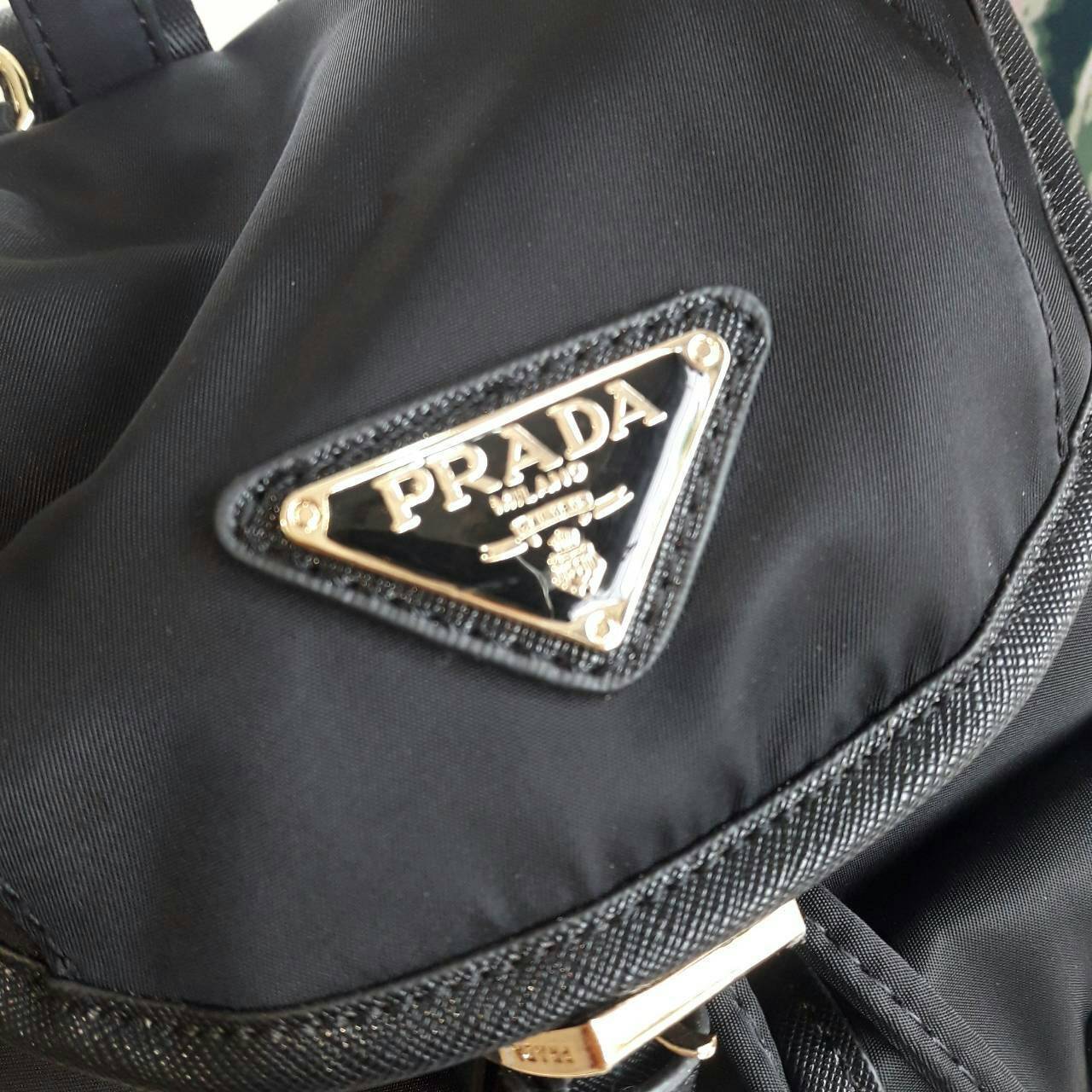 PRADA MINI BACKPACK with chain กระเป๋าเป้ size mini premium gift จากแบรนด์ Prada ขนาดกำละงน่ารัก ปรับสะพายได้หลายทรง วัสดุ nylon เปิดปิดด้วยกระดุมแม่เหล็ก ด้านหน้ามีช่องเล็ก น้ำหนักเบา ภายในมีช่องเล็ก และช่องซิป จุได้เยอะ ซับได้ 100& polyester มีหูหิ้วจับ