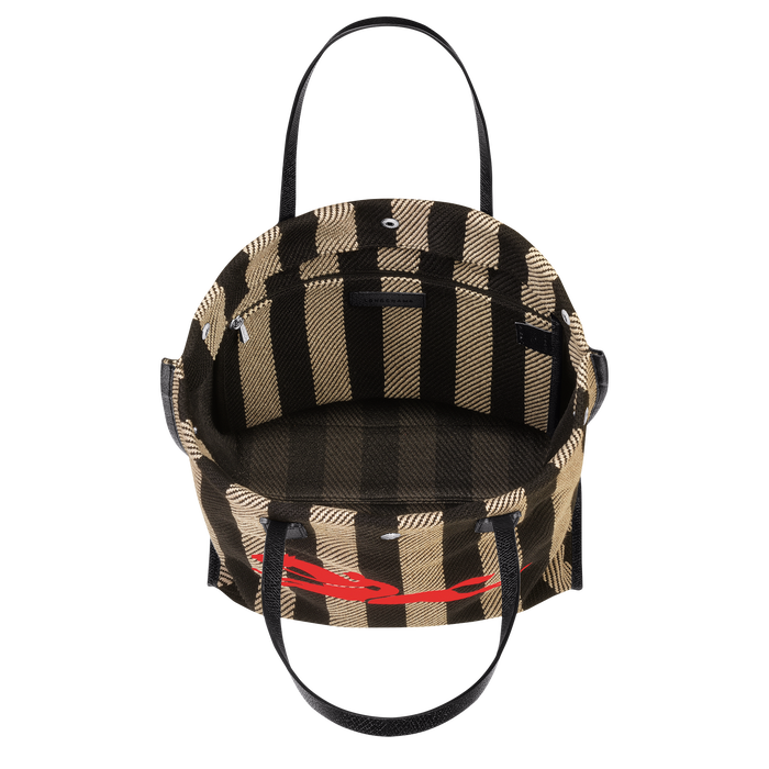 Longchamp Essential Stripes shoulder bag อีกหนึ่งคอลเลคชั่นสำหรับใครที่ต้องการกระเป๋าแบบใช้งานได้ในหลาย ๆ โอกาส การเลือกกระเป๋าขนาดเล็กย่อมไม่สะดวกและไม่ครอบคลุมต่อการใช้สอยอย่างแน่นอน Longchamp รุ่นนี้สามารถตอบโจทย์ ในการใช้งานที่หลากหลายขึ้น เพราะบางครั