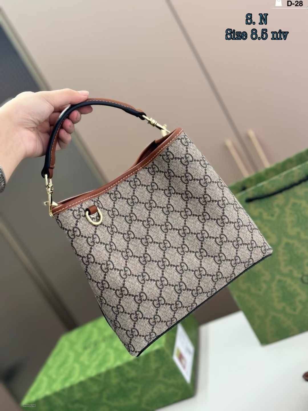 GUCCI GG Emblem mini bucket bag กระเป๋าทรงบัคเก็ตวินเทจรูปทรงใหม่ งานแบรนด์หรู รุ่นนี้ทำออกมาตอบโจทย์ความฮิตมีห่วงอยู่ด้านหน้า สำหรับห้อยตุ๊กตา พวงกุญแจ หรือจะผูกโบว์สวยๆก็เลิศ ดีไซส์สวยใช้งานง่าย ภายในโล่งกว้าง