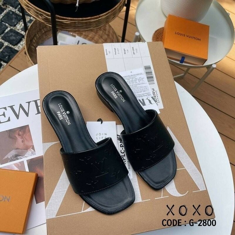 Louis Vuitton งานสวม งานปั๊มลึก โลโก้แบรนด์ มีส้นเล็กน้อยกำลังใส่สบาย งานชนช้อป ตอยนี้เลยคะ วัสดุหนังนุ่ม