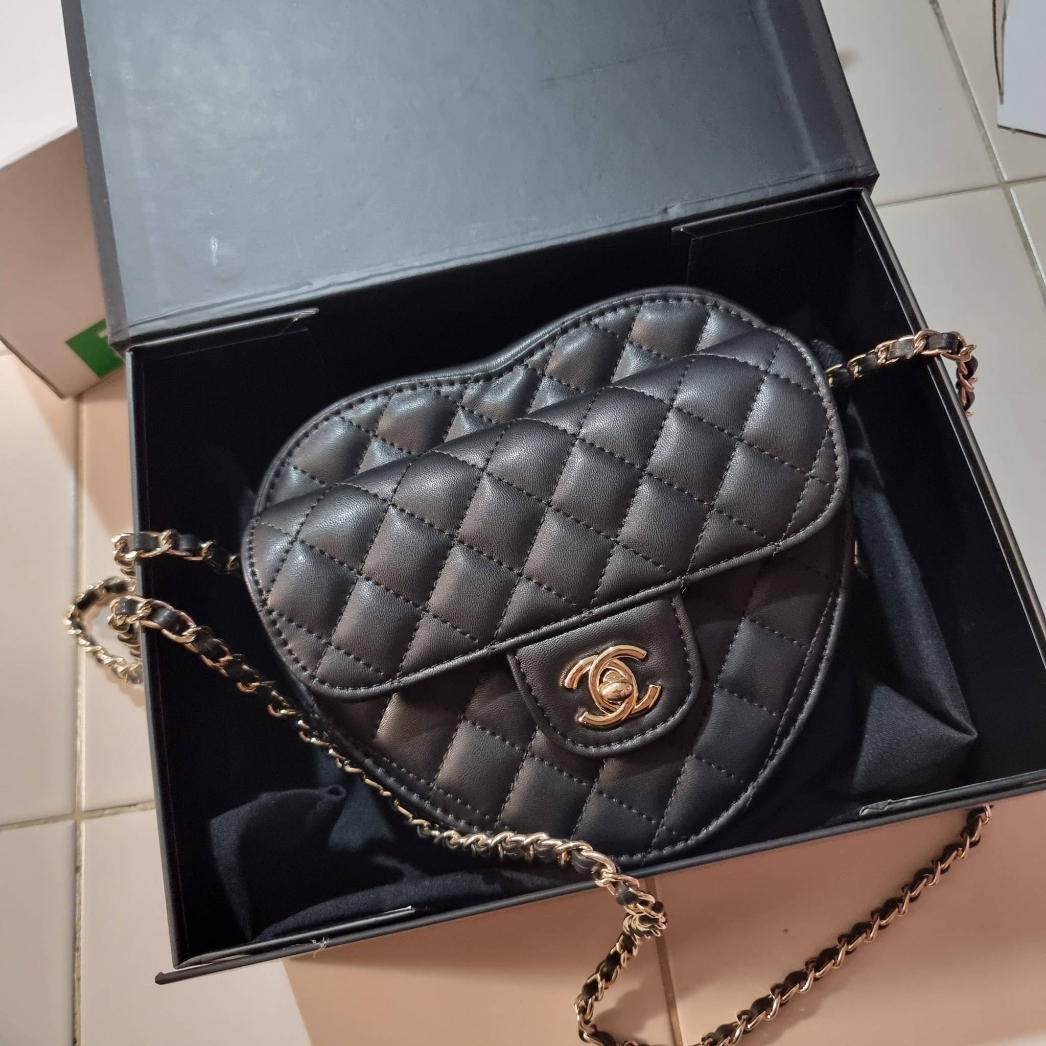 VIP 🥂 CHANEL Heart Bag Lambskin & Gold-Tone Meta ใหม่มาก สวยมาก มงมาก!! กระเป๋าสะพายสุดคิ้วท์ ที่ดีไซน์รูปทรงหัวใจไม่ซ้ำใคร น่ารักทุกสี น่าใช้ไปเลยแม่!! วัสดุหนังแกะฟอกสี เปิด-ปิดด้วยซิป ด้านหน้ามีช่องเก็บของจุกจิก ภายในเป็นช่องโล่ง ใส่มือถือ ใส่ก