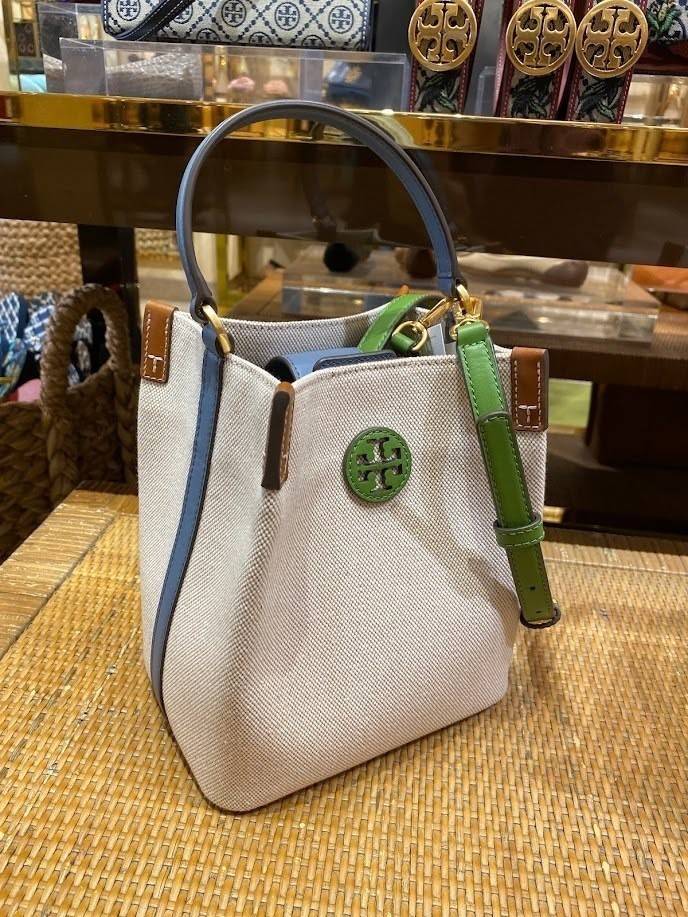 Tory Burch Blake Canvas Bucket Bag รุ่นใหม่ล่าสุด สวยไฉไลฝุดๆ แบบสวยคลาสสิค กระเป๋าทรงถัง วัสดุ Canvas สายหนังแท้ อะไหล่ทอง เปิด-ปิด ด้วยกระดุมแม่เหล็ก ด้านในโล่งมีช่องเล็กใส่โทรศัพท์ได้ น้ำหนักเบา สายสะพายถอดสายได้ crossbody ได้ ปรับระดับได้