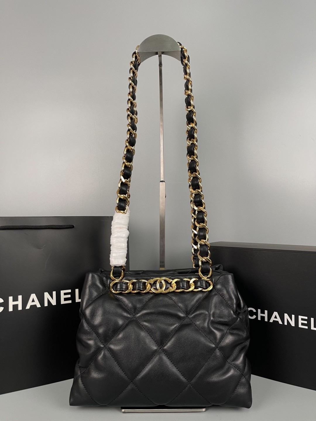 Chanel Black Lambskin Quilted Small Shopping Shoulder Bag / CHANEL SMALL TOTE SHOPPING BAG กระเป๋าสะพายคลาสสิก ดีไซส์เรียบสุดหรู จุของได้เยอะ เกรดวีไอพี 1:1 เกรดดีสุด ผ่านทุก ตม ใช้งานต่างประเทศได้
