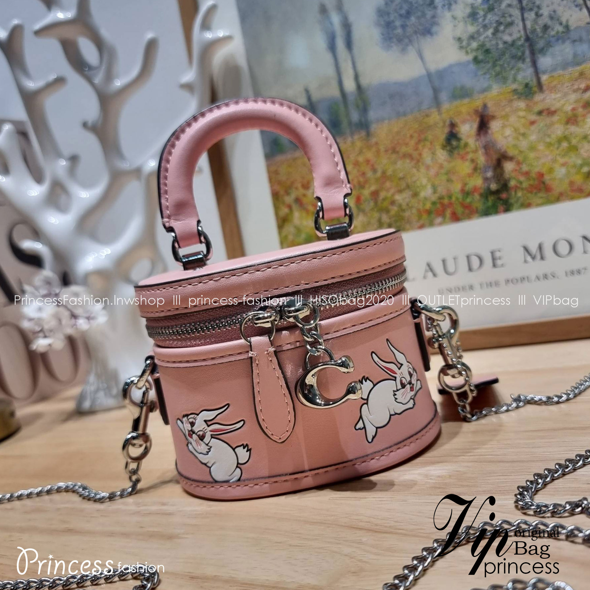 COACH TRAIL CROSSBODY 12 WITH RABBIT PRINT CN596 พร้อมส่ง กระเป๋าสะพายทรงกล่องทรงโค้ง น่ารักสุดฮิต โดดเด่นด้วยน้องกระต่าย และอะไหล่ตัวซีที่หัวซิป ใช้งานสะดวก