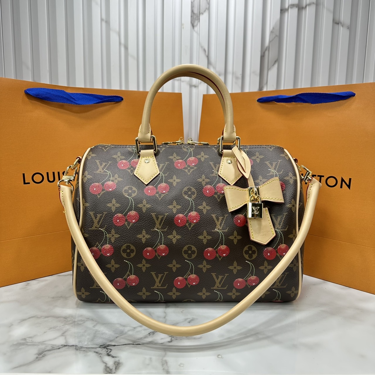 ORI หนังแท้ | LV x TM Bolsa Speedy Soft 30 Monogram cherry ช่วงนี้หน้าเชอรรี่ 🍒 กำลังออก 3 สีสุดฮอตเลือกช็อปได้เลยค่า กระเป๋าสะพายทรงหมอนใบใหญ่ ดีไซน์ใหม่มีชีวิตชีวา แสนสดใสด้วยโมโนแกรมแต่งดีเทลลายเชอร์รี่โดดเด่นสะท้อนความงามเปี่ยมสีสันอันเป็นเอกล