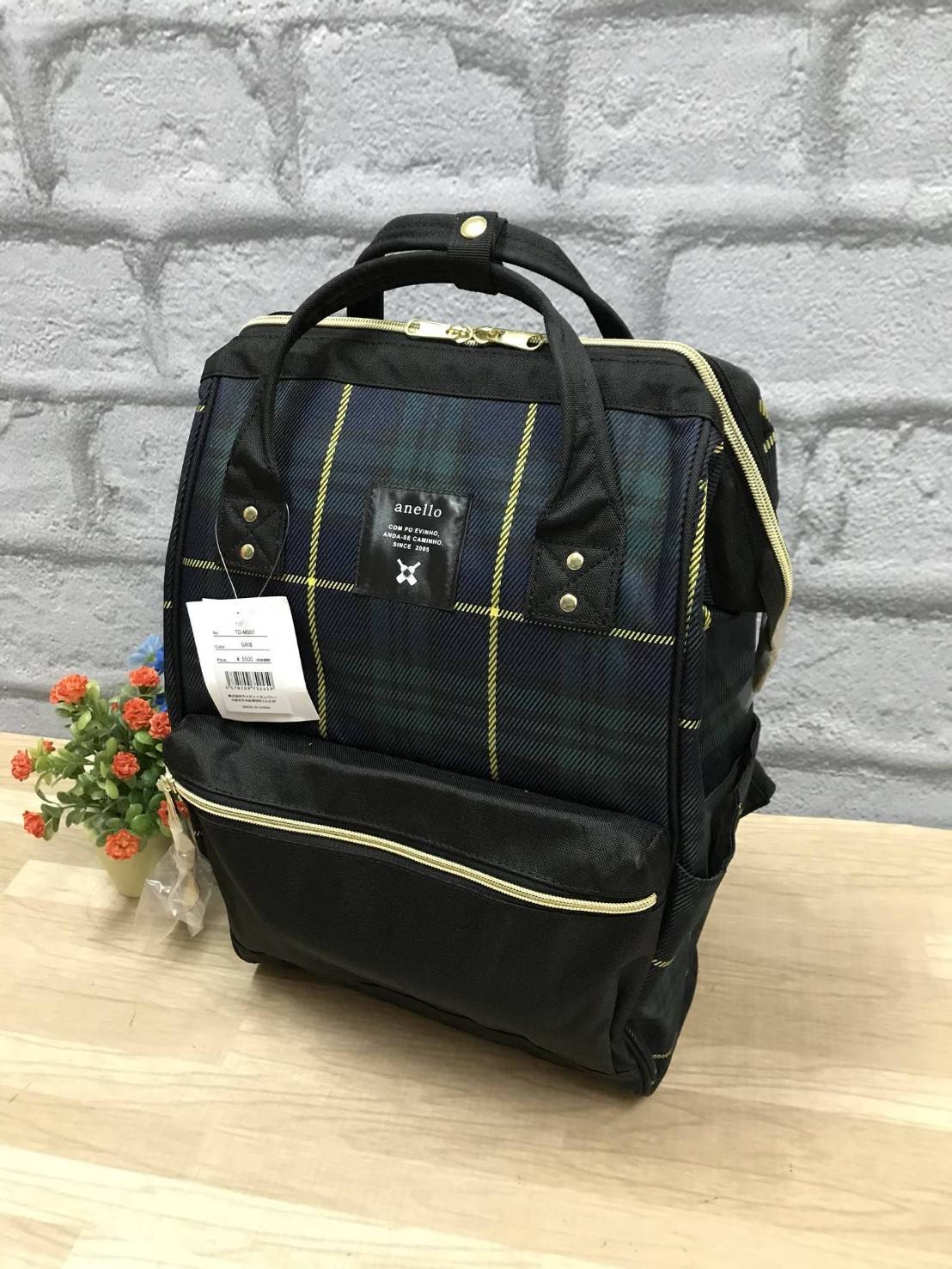 Anello Scottish Canvas Rucksack รุ่นใหม่ชนช้อปญี่ปุ่นกันไปเลยคร้า !!! เป้ขนาดไซส์ Classic วัสดุ ผ้าแคนวาส มีช่องซิปด้านหน้า มีช่องเก็บของด้านข้างทั้งสองด้าน ที่หูจับมีตัวล้อค มีโครงที่ปากกระเป๋า มีซิปด้านหลังเพื่อหยิบจับของภายในด้านหน้าผ้าลายสก็อต ลงตัวกั