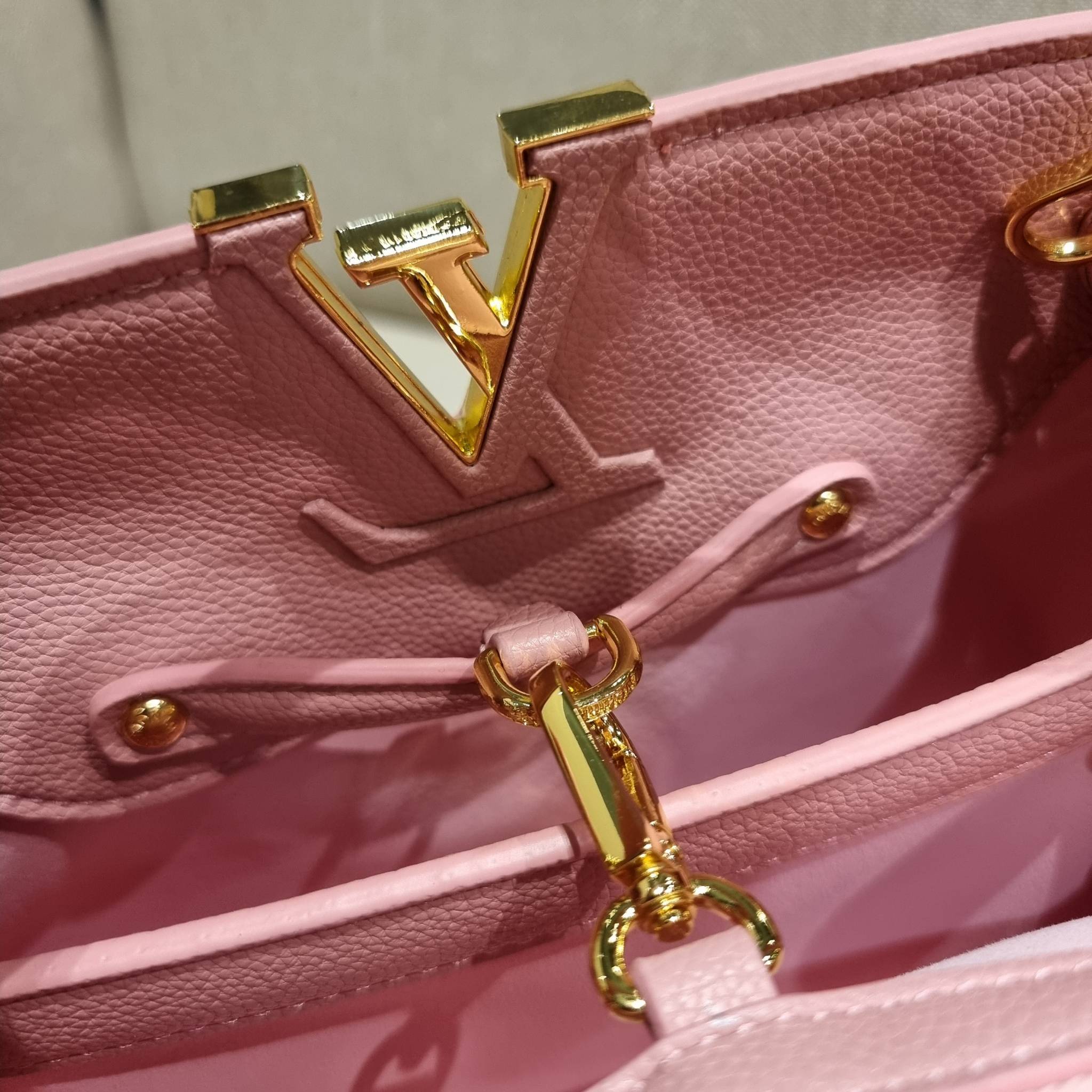 LV capucines top handle ที่สุดของความสวยในราคาเบาๆ กระเป๋าถือสุดหรู ดีไซน์ทรงคลาสสิค พร้อมลวดลายหรูหรา มาพร้อมหูจับในตัว ด้วยรูปทรงวินเทจและวัสดุหนังลูกวัว สัมผัสดี ขับผิว ทำให้ไอเท็มนี้สะกดทุกสายตาจริงๆ และยังมีลูกเล่นที่ฝาปิดกระเป๋า ที่สามารถปิด หรือสอด